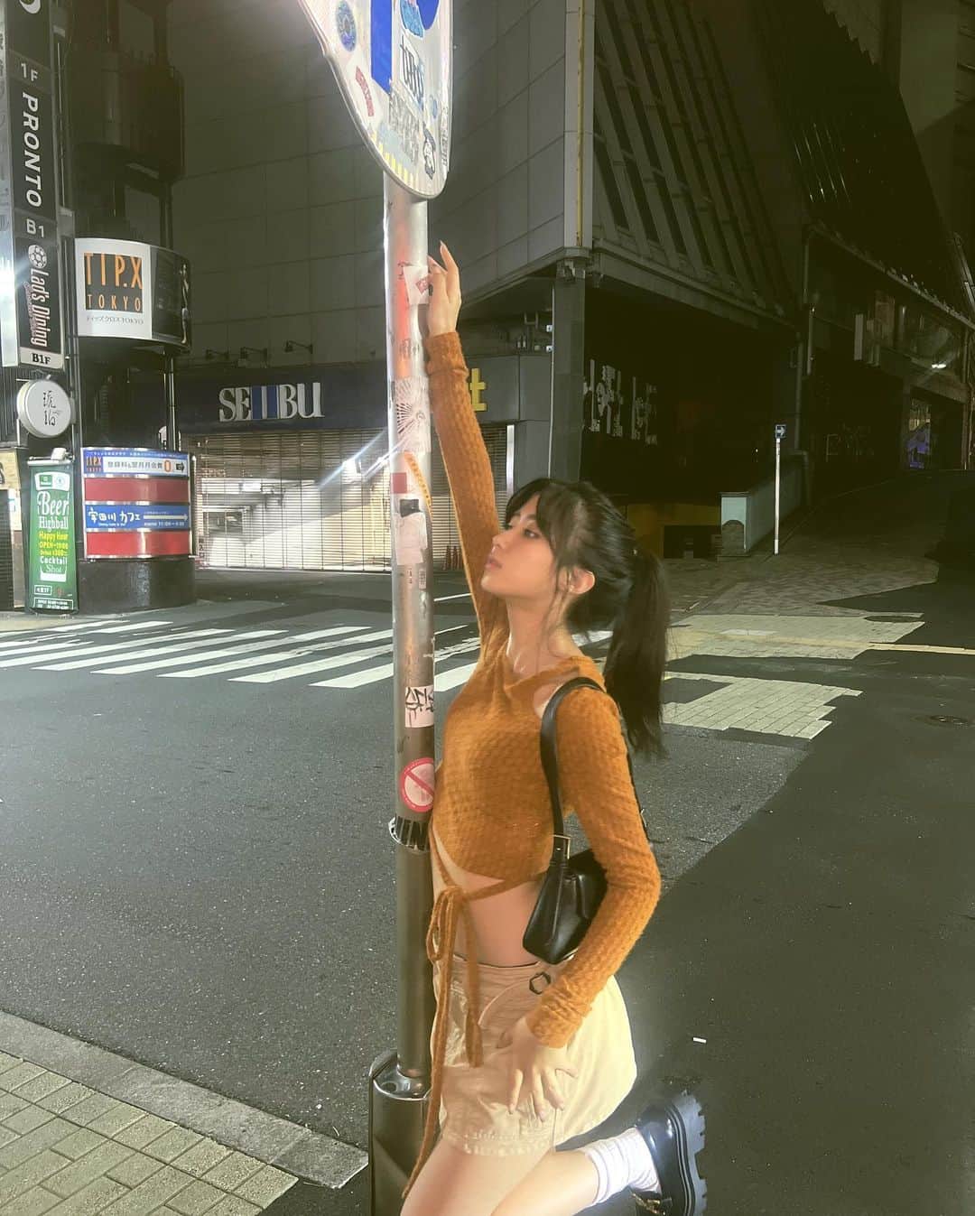 山口るあさんのインスタグラム写真 - (山口るあInstagram)「渋谷のド真夜中に撮ったの🤏  楽しい一日だった🫢  #低身長コーデ #低身長女子#るあコーデ」9月16日 18時28分 - ru_chandabe
