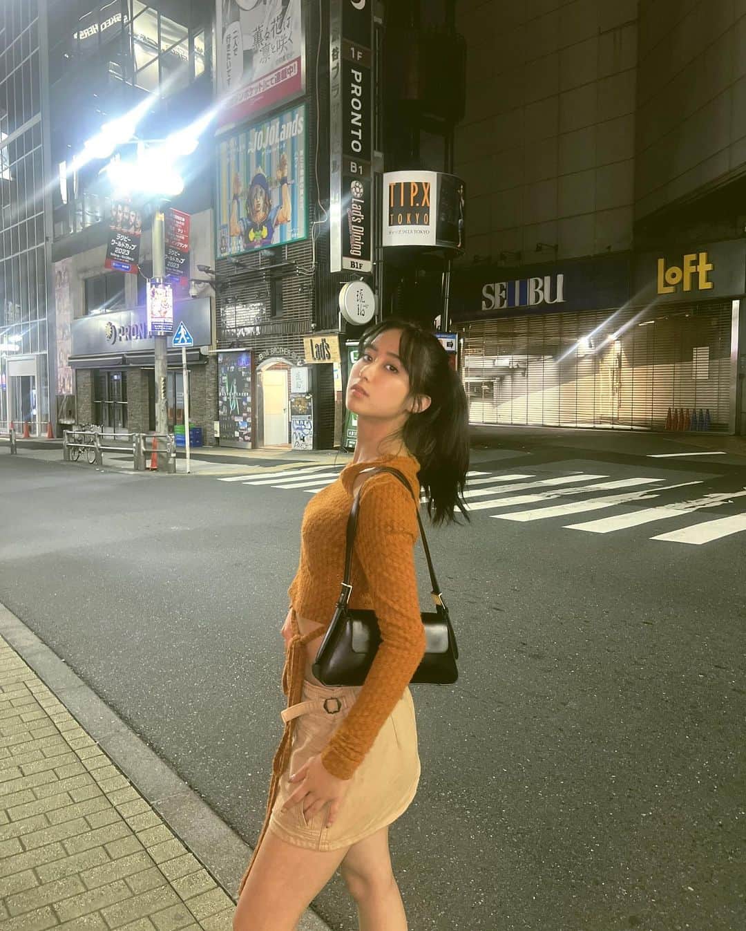 山口るあさんのインスタグラム写真 - (山口るあInstagram)「渋谷のド真夜中に撮ったの🤏  楽しい一日だった🫢  #低身長コーデ #低身長女子#るあコーデ」9月16日 18時28分 - ru_chandabe