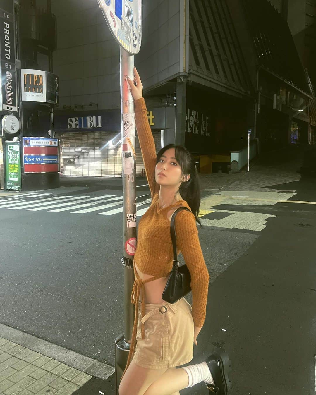 山口るあのインスタグラム：「渋谷のド真夜中に撮ったの🤏  楽しい一日だった🫢  #低身長コーデ #低身長女子#るあコーデ」