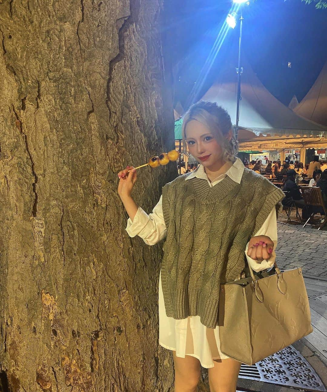 桃瀬まりあのインスタグラム：「木と被った🌳 秋のオータムフェストと、春のライラック祭り すきー💚💛 いっぱい行きたいよお . #北海道 #札幌 #すすきの #ニュークラブ #ニュークラ  #桃瀬まりあ #クラブプレミア #キャバクラ #ホスト #東京 #六本木 #新宿 #歌舞伎町 #大阪 #北新地 #ミナミ #美尻  #ギャル #おっぱい #シャンパン #japan #Hokkaido #美容  #誕生日 #パーティ #浴衣 #キャバ嬢 #美人 #北海道旅行 #旅行」