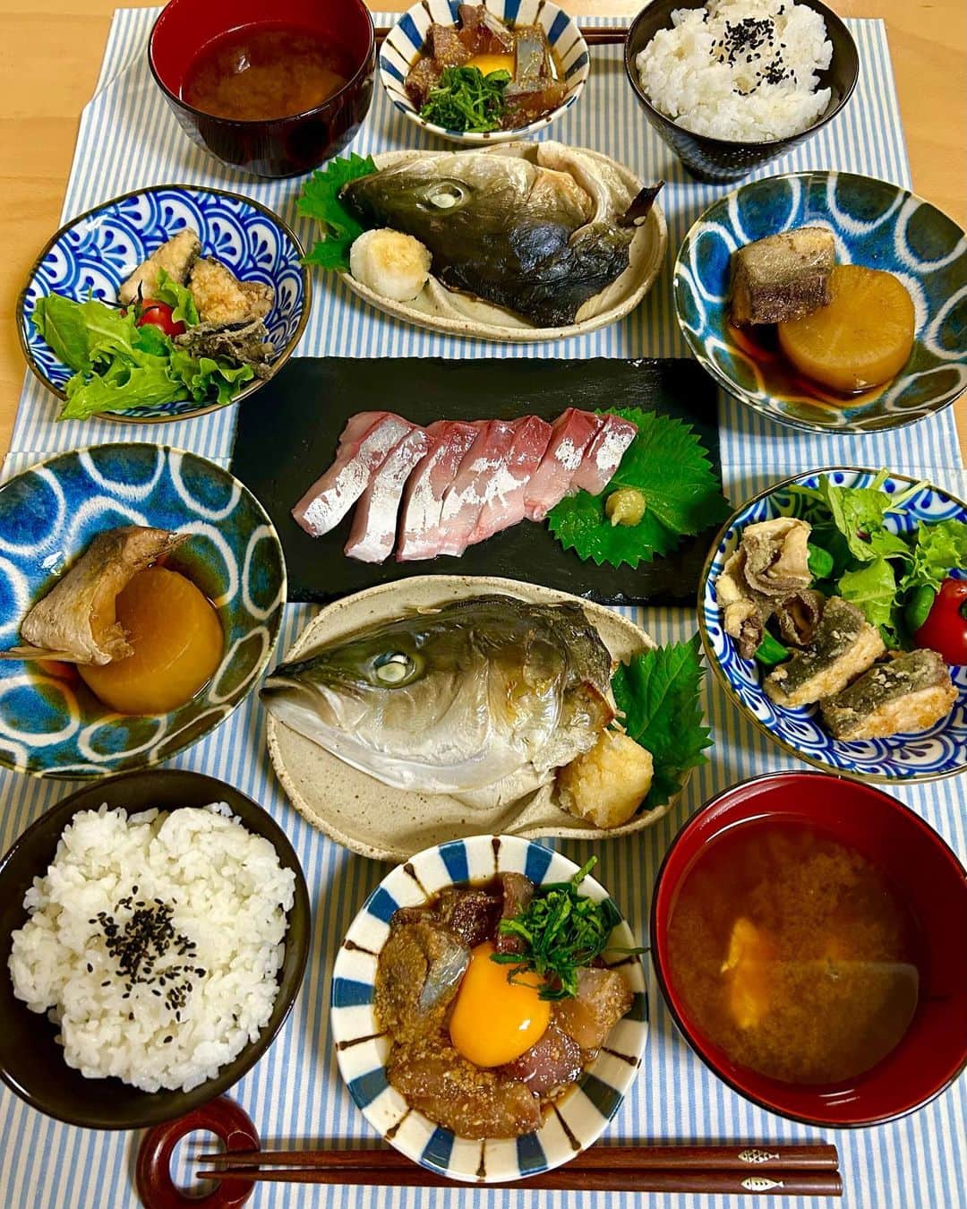 阪本智子のインスタグラム：「🍳♡  海上釣り堀で釣ったハマチを お家で料理しました🎵  脂が乗ってて美味しかった🥹🙏  🥢お品書き ・刺身 ・塩焼き ・ユッケ ・ハマチ大根 ・唐揚げ ・あら汁 ・ごはん  唐揚げはマヨネーズで下味をつけるのにハマっています🤤 皮の唐揚げもサクサクで最高！  お刺身はほとんどあおはに食べられました🤣  #釣り #釣り魚 #釣り魚料理 #家庭料理 #兄弟ママ #阪本智子」