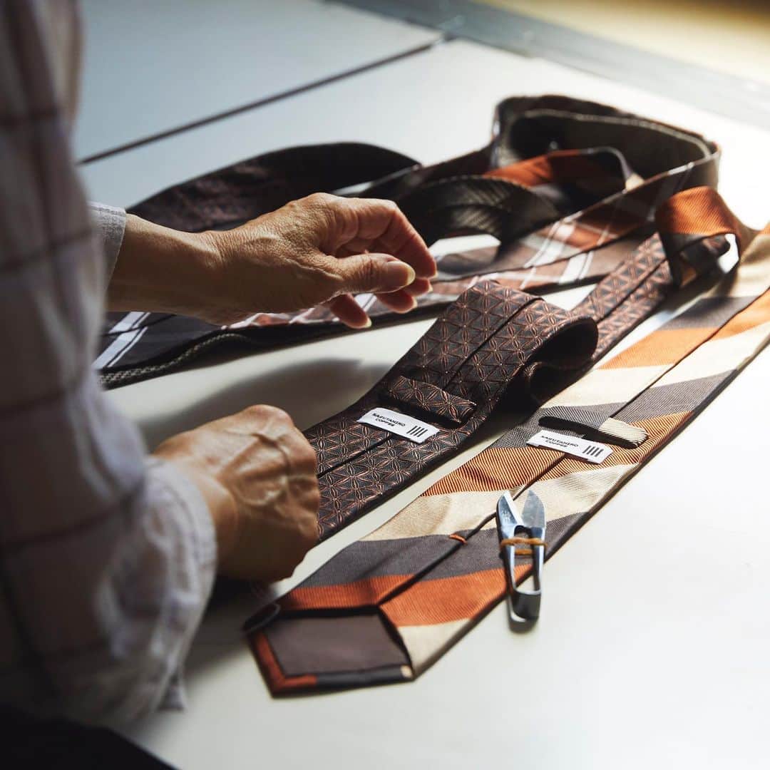 SUIT SELECT スーツセレクトのインスタグラム：「【PROCESS 03】 腕利きの職人たちが真心を込めて 1本ずつ丹念に縫製。 熱い想いのバトンを繋ぐ。 ・ SUIT SELECTでは基本的に国内工場で縫製をしています。今回の猿田彦コラボアイテムも例に漏れず、 すべてメイドインジャパン。 機械縫製ではなく1本ずつ手で縫っているのも特徴です。 腕利きの職人たちが1本1本丹念に 手縫いで縫製していきます。 こうしてさまざまな人の熱い想いが繋がり、 今回の「猿田彦コラボアイテム」が生まれました。 チーム全員の熱量のこもった商品なので、 皆さま、ぜひ一度店頭で手に取ってみてください。 ・ ・ ・ #suit #スーツ #suitselect #スーツセレクト #スーツのある日常 #猿田彦珈琲 #sarutahikocoffee #猿田彦 #猿田彦コーヒー ・ #ビジネス #コーヒー #スペシャルティコーヒー #珈琲 #メンズ #メンズファッション #メンズコーデ #サスティナブル #メイドインジャパン ・  #business #coffee #fashion #mens #mensfashion #menscode #menswear #2023AW #newnormal #newarrival #sustainable #madeinjapan」