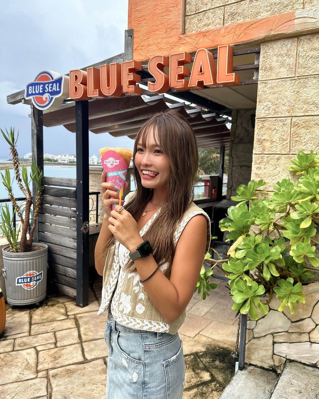 baby.maiのインスタグラム：「. . BLUE SEAL🍨大好きな紅イモなくてクレープに🌮 でもめちゃめちゃ美味しかった🤭💞  この前買った @project_ee_japan が 結構よかったから色違いGET⌚️ パピーも使えるしね🧑🏽💞  クーポンコード"maixxaloha"入力で 20%offクーポンもらえるよ🙆🏽‍♀️ 是非使ってね〜🫶🏽✨  ちなみにコーデ↓ vest @zara skirt @shein_japan "20163729"  クーポンコード：babymai 1～5,999円まで15%OFF 6,000円以上は20%OFF  #沖縄 #沖縄旅行 #okinawa #okinawatrip #アメリカンヴィレッジ #blueseal #ブルーシール #スマートウォッチ #projectee #プロジェクトee #タイアップ #SHEIN」