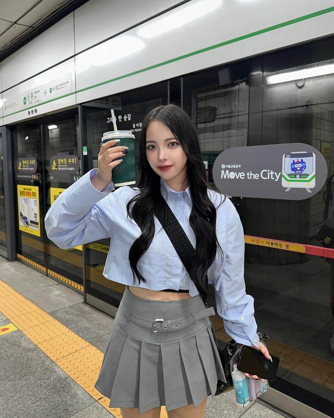 葉月ひまりのインスタグラム：「韓国1日目はZARAコーデ‪❤︎.* 龍山のホテルに泊まったんだけど凄く綺麗で快適だった〜🫶🏼🖤 カルメギサルも美味しすぎてもう1回食べたい！」
