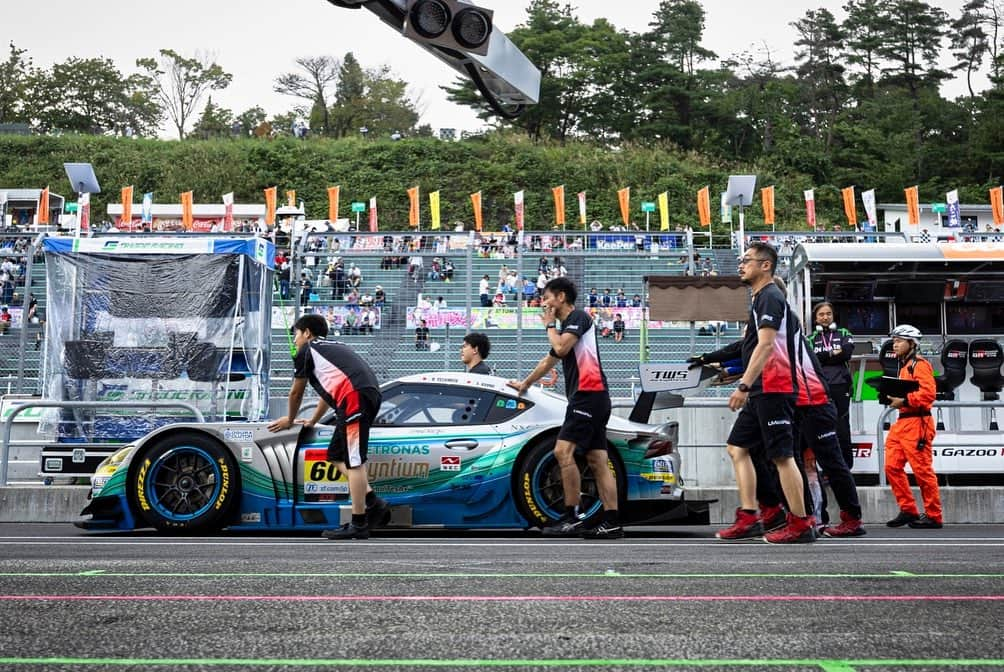 吉本大樹さんのインスタグラム写真 - (吉本大樹Instagram)「16Sep2023 #SuperGT R6 SUGO Qualify P18🥲 フリー走行からかなり調子良く、本気でポールポジションを狙ってましたが、Q1開始直前に雨… Q1の結果、残念ながらアタックラップにコースオフしてしまい、その後タイヤのピークを超えていた為タイムは上がりませんでした。 #しゅんきゅん @shunsuke.kohno も攻めた結果なので仕方ありません。 オーバーテイクが難しい #スプ子 ですが、調子は良いので決勝は18番手からチーム全員でガンガン追い上げます😤 Q1A組の時だけ☔️振りやがって信じられないバカやろ〜！😭 #LMcorsa #GRsupra #DUNLOP」9月16日 18時35分 - hiroyoshimoto