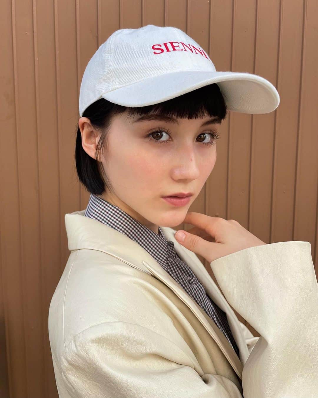 藤本林花美愛のインスタグラム：「🧢@sienne.official   キャップかぶったときの オン眉&ボブのバランス好き！  どんなメイクでもバサまつげはマスト👁️⭐️」