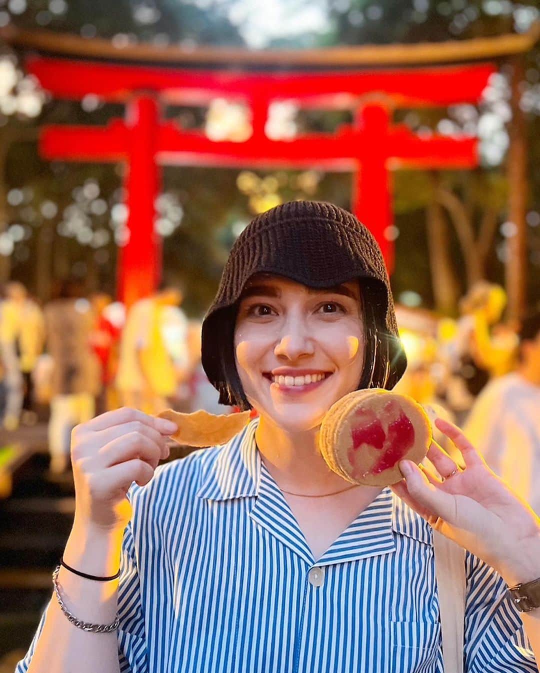 Emilyのインスタグラム：「今年の夏は本当に夏っぽいことたくさんしました！！！！最後はみんなで大宮八幡宮の祭りで締めたよ〜🏮🐟🍺🌈🌻🍉🌊💦 夏大好き！！！！！！！ 夏大好きだぞ！」