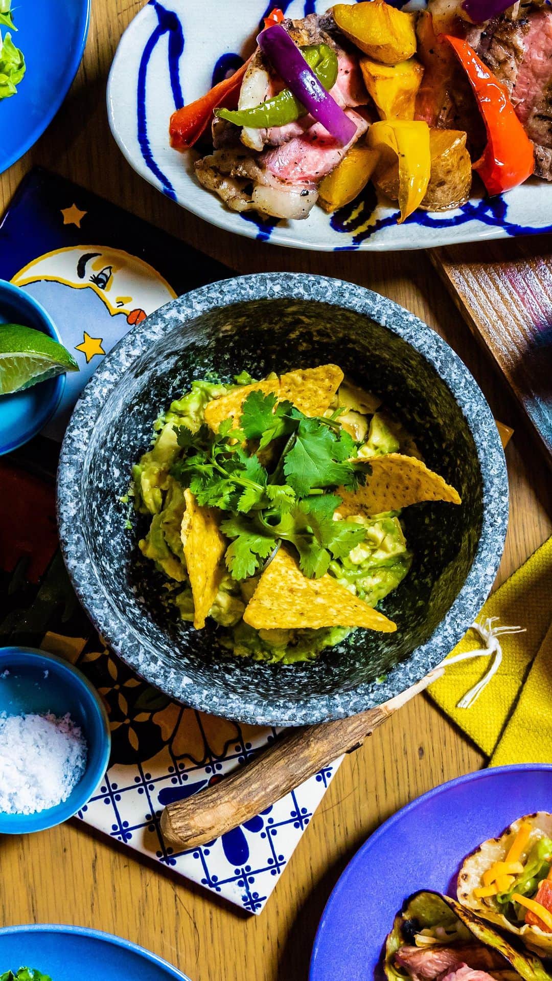 ESTINATE HOTELのインスタグラム：「気になる、食べたい人はぜひコメント欄に"🥑"残してね〜😋  スタッフが目の前に仕上げるワカモレを楽しんで食べていただける！オリジナルワカモレを味わえる至福のひととき✨   🥑 Enjoying freshly prepared guacamole made by our staff right in front of you🏝️ A blissful moment to savor your own original guacamole ✨ #RyukyuMexican #CreateYourOwn  😋享受我們員工當面為您製作的新鮮酪梨沙拉！一個幸福的時刻，品味您自己的原創酪梨醬 ✨ #琉球墨西哥料理  ——⁠ ESTINATE HOTEL NAHAは、旅の次が見つかるカジュアルホテルです！👉@estinate_hotel_naha  『旅は不完全なほどおもしろい、 旅の計画には余白を。 それは、あなたの旅が素晴らしい体験になる第一歩』  #estinatehotel #estinatelounge #livelyhotels  #LIVELYHOTELS #ライフスタイルホテル ⁠ #デザインホテル #おしゃれホテル #ホテルライフ #ホテルステイ #旅の思い出⁠ #japanhotel #lifestylehotel #designhotel #traveljapan #discoverjapan #naha#okinawatrip#okinawalife#okinawalifestyle#那覇#沖縄旅行#沖縄日常#沖縄行きたい#ワカモレ#メキシカン」