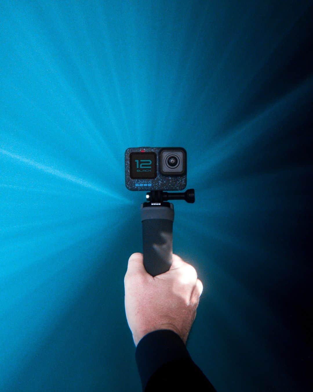 のインスタグラム：「一面を照らす自然界のスポットライト 🔦 📷 @willstrath + #GoProHERO12  ダイブハウジングを使えば60メートルまで防水。ハウジング無しでも10メートルまで防水。HERO12は GoPro.com/HERO12 からチェック。 ・ ・ ・  #GoProJP GoProMX #GoPro #GoProPOV #GoProTravel #Diving #FreeDiving #ダイビング #水中撮影 #フリーダイビング #スキンダイビング」