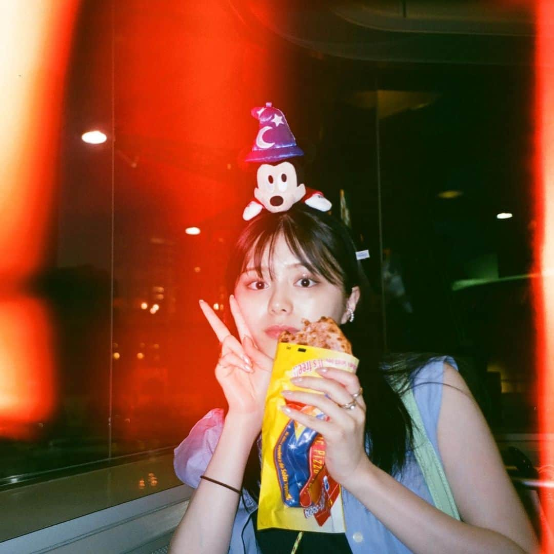 紺野彩夏のインスタグラム：「ディズニー🍕🍺🍿」