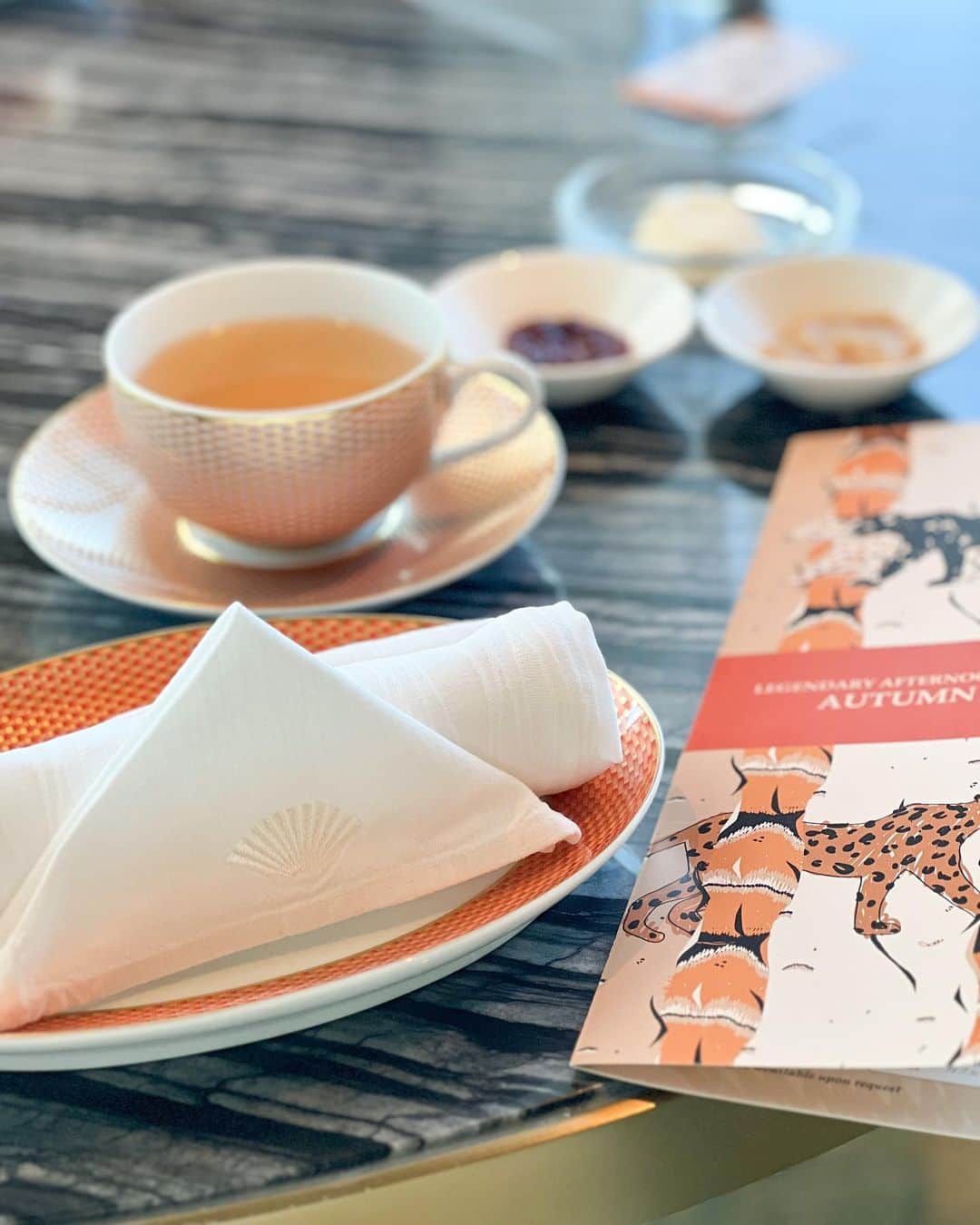 のインスタグラム：「素敵空間🕊️🤍 紅茶がどれも美味しくて幸せいっぱいでした♡ 久しぶりのアフタヌーンティー堪能しました🫖✨」