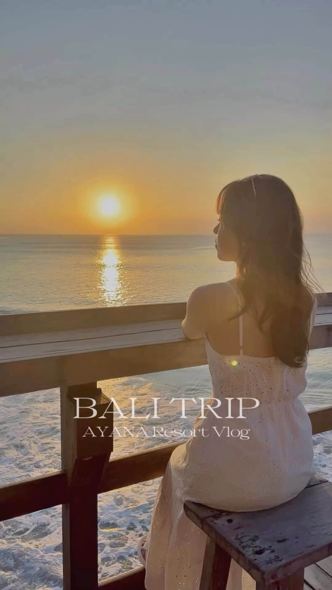 空山菜摘のインスタグラム：「BALI 🌴 AYANA Vlog  ここに泊まりたいからバリに行くと言っても 過言ではない大好きなアヤナ😍  他にも同じ敷地内に「リンバ」「ヴィラ」 に加えて新しくできた「セガラ」があって、 どのホテルも雰囲気違うから朝食とかプールで いろいろ行き来できるのも嬉しい🥺💗  セガラのテラスで朝食は雰囲気最高やった🌷  サンセットはロックバーが有名やけど今回は行かず、 宿泊者用のビーチからサンセットみたよ😉 泊まる人でお酒飲まへん人はこっちの方が 穴場でおすすめかも✨ 泊まらへん人はクタビーチが真正面でおすすめ🎶  公式から予約取ったからスパのプール？も ついてきてんけど、思ってたのと違いすぎて 水圧に耐える筋トレプールやった😂 日が暮れて寒くなってきて震えながら出たのも 今から考えたら面白いwww あんな歯勝手にガクガクしたの小学生ぶりww  今回は断念したけど @ayanakomodo にも 行ってみたい🥺❤️  📍@ayanaresort  #kunyan_trip #バリ島旅行 #バリ旅行 #バリ島観光 #ジンバラン #アヤナリゾート #アヤナリゾートスパバリ #ビーチリゾート #リゾートホテル #バリ島 #海外旅行 #旅行大好き #女子旅 #タビジョ」