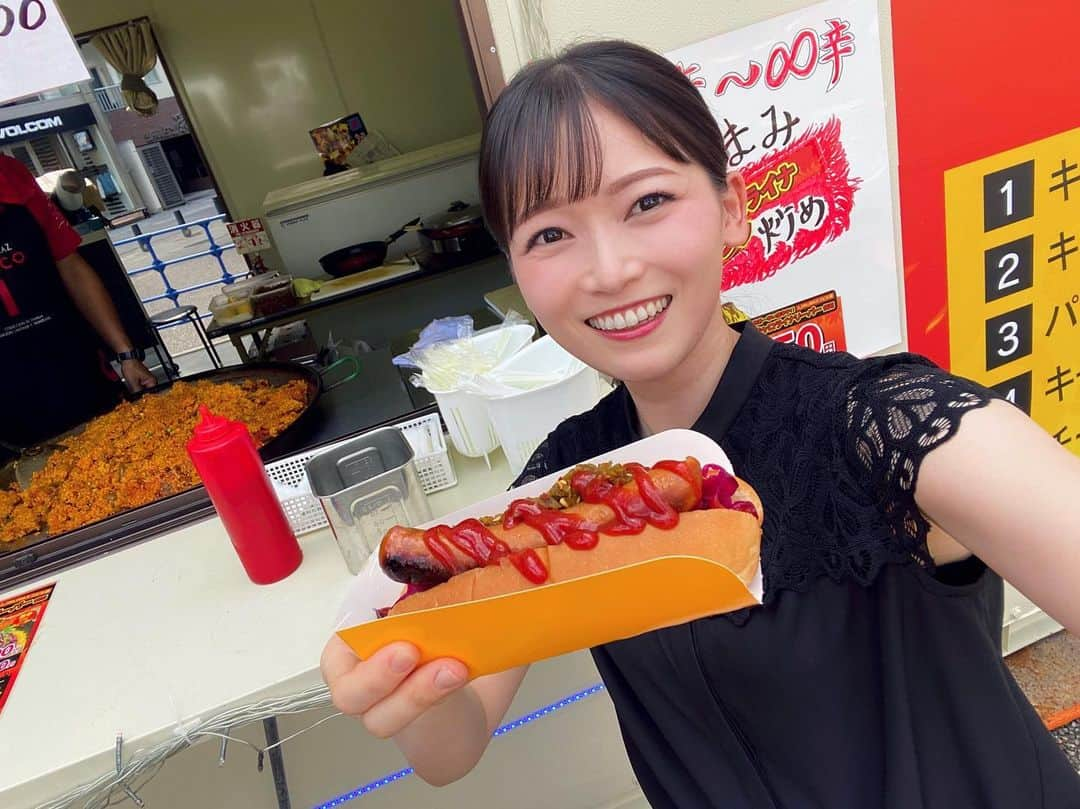 南雲穂波さんのインスタグラム写真 - (南雲穂波Instagram)「激辛グルメ祭り🌶️🌶️🌶️ キャロライナーリーパーを使ったホットドッグです🌭  昨日は#激辛グルメ祭り の中継で久々に#アップ！にも出演しました♪ 1st ROUNDの3店舗の激辛グルメを堪能🔥  1店舗目でブートジョロキアをガッツリいきすぎて自分でも焦りましたが、無事?終わってよかった。。笑 (よく喋り切ったと優しい修作さんに言われて救われました😭)  激辛グルメ祭り 2023 in NAGOYAは、10月9日までお店を入れ替えながら開催中！ #ドデスカ！でご紹介した、味仙×ヨコイのコラボメニューは9/20来週水曜日からです🍝  #メーテレ激辛クイーン #メーテレアナウンサー #南雲穂波」9月16日 18時50分 - honami_nagumo_nbn