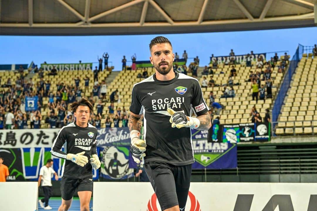 徳島ヴォルティスのインスタグラム：「【9/16(土)19:00 大分戦(アウェイ)】 ピッチ内アップスタート🔥  徳島ヴォルティス一丸となって、勝利のために戦おう🔵🟢  まもなくキックオフ⚽️  #徳島ヴォルティス #vortis #Jリーグ #football」