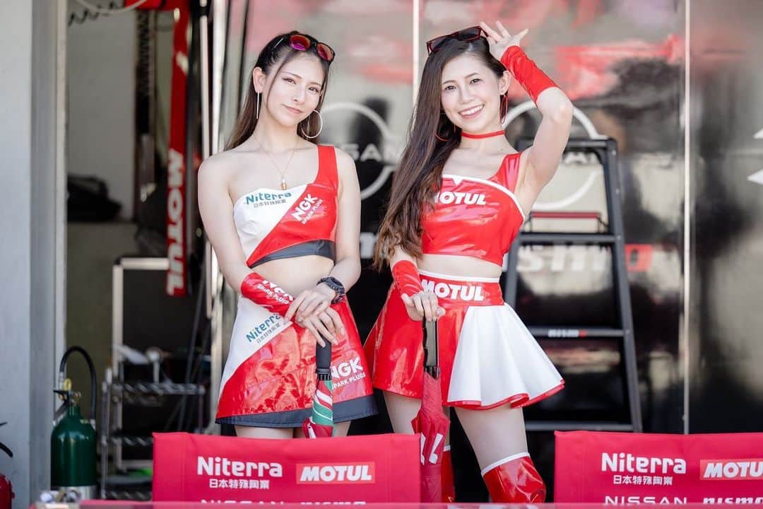 のインスタグラム：「今日はSUPER GT Rd.6 予選日でした³₃  ドキドキする予選でしたが、やっぱり3号車Niterra MOTUL Ꮓの走りは素晴らしかったです。  昨日書いたように、ハンデがある車両にはかなり厳しいサーキットですが、テクニカルコースなので、チャンスはありました。  まず、Q1は高星選手の走行 @mitsutakax32   勢いのある走りで、1番手に上がる瞬間も。 残り2分で4番手。どんどん更新されたものの最終的に8番手🏁でQ2進出♡  Q2は、ぶっつけ本番の千代選手 @chiyokatsumasa   同じく勢いのある走りで、1番手に上がる瞬間も。 でも、残り2分くらいからが目まぐるしく順位変動がありますからね〜。  結果は1.3秒ほどの差で8番手🏁  燃リス、ウエイトハンデがある中で、しかもSUGOでQ1突破の決勝8番手スタート！！！！  明日の決勝もドキドキするんだろうなぁ(๑o̴̶̷̥᷅﹏o̴̶̷̥᷅๑)💓  #3 Niterra MOTUL Ꮓの応援をよろしくお願いします♫  @ngksparkplugsofficial  @nismo_jp_official   ┈𓈒𓏸︎︎︎︎スポーツランドSUGO┈┈┈┈┈┈┈┈┈┈┈  SUGOはランオフエリアが狭いので、けっこう近くで車を見ることができます。  私が個人的に好きなところは、  レストラン周辺から見る2コーナーからᏚ字カーブまで見渡せるエリアです。 ライン取りからスピード感までそれぞれの違いを見ることができると思います。  馬の背コーナー出口から、SPイン、アウトコーナーもスピードを乗せていきたいところで、テクニックの差も出ると思うので、そのエリアの観覧は楽しいと思います。  しっかり水分補給をしながら楽しんでくださいね！  ┈┈┈┈┈┈┈┈┈┈┈┈┈┈┈┈┈┈┈┈┈  PITWALK、ステージ、NISMOブースなどイベント事もお待ちしてます💓  NGKスパークプラグブースもたくさん素敵なグッズがあるのと、QRコードから簡単お友達登録でガチャガチャができたりするので、ぜひ覗いてみてください！お待ちしてます〜！  ┈𓈒𓏸︎︎︎︎スケジュール𓈒𓏸︎︎︎︎┈┈┈┈┈┈┈┈┈┈┈┈┈  8:25-8:35 ▷スポンサーステージ🎤 10:10-11:10▷PITWALK📸 11:30-11:45▷ドライバーズアピアランス  12:00-12:20▷ウォームアップ走行 12:20-13:30▷スタート進行 13:30-▷決勝レーススタート（84Laps）  13:45-14:15▷NISMOブースイベント✏  #Niterra #NGKスパークプラグ #NGKスパークガール  #NiterraMOTULᏃ  #NISMO #NISSAN #GoGoNISSAN2023  #MOTUL   #SUPERGT #SGT #スーパーGT #SUPERGT2023  #racequeen #レースクイーン」