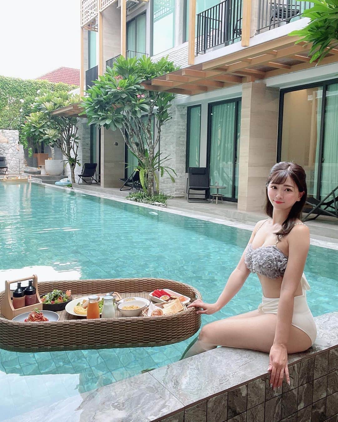 MIHOのインスタグラム：「𝑩𝒂𝒏𝒈𝒌𝒐𝒌🇹🇭  5回目のバンコクにきたよぉ❤️ バンコクのホテルとカフェ巡り 好きなんだよねぇ❤️  インスタ女子旅で みんな写真すきだから楽しい♡  今回泊まったホテルのヴィラは 4階建で5つもベッドルームが あって広すぎて最高すぎる！ けどバンコクのホテル安いから ありがたーいっ🥰  まだ泊まりたいホテル 2つ行くのでまた紹介します❤️  今日はホテルプールも カフェもショッピングも 楽しんだよぉ！タイのゴルフ ウェアかわいくてみんなで爆買い♡  明後日は⛳️！！5回も来てるのに タイ🇹🇭ゴルフ⛳️初めてなの！ めーーちゃ楽しみ❤️また投稿します🥰」