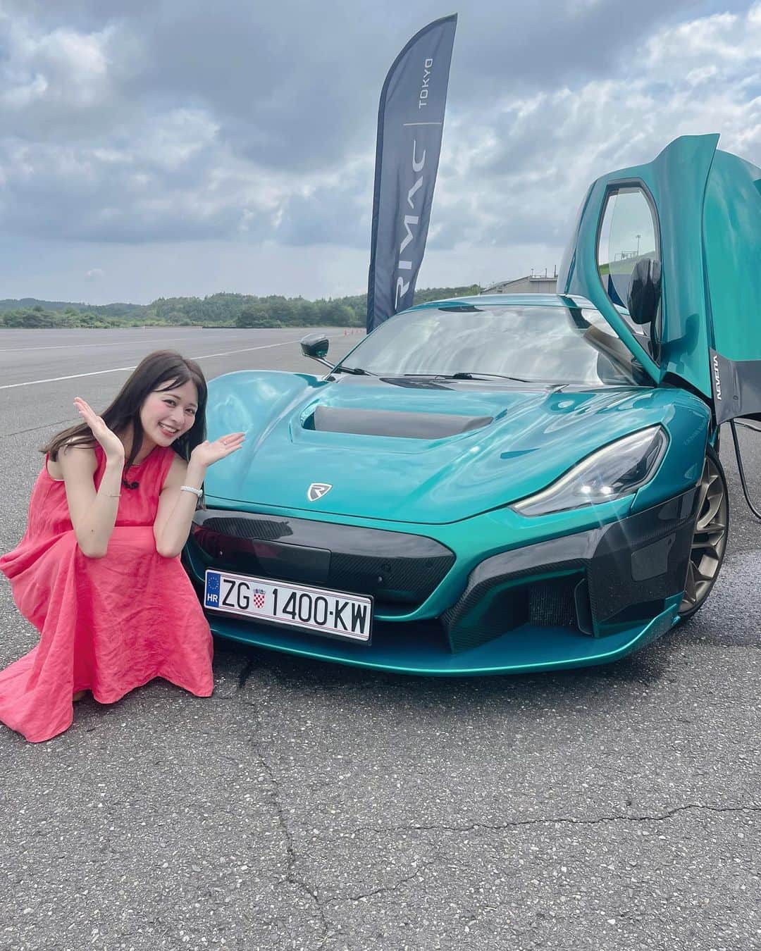 沖田愛加のインスタグラム：「リマック・アウトモビリからでた 約3億円のスーパーカー『ネベイラ』の取材で、 栃木県にあるモビリティリゾートもてぎに行ってきました！  ジェットコースターのように早い車に大興奮でした🤣✌️  #スポーツカー #ネベイラ」