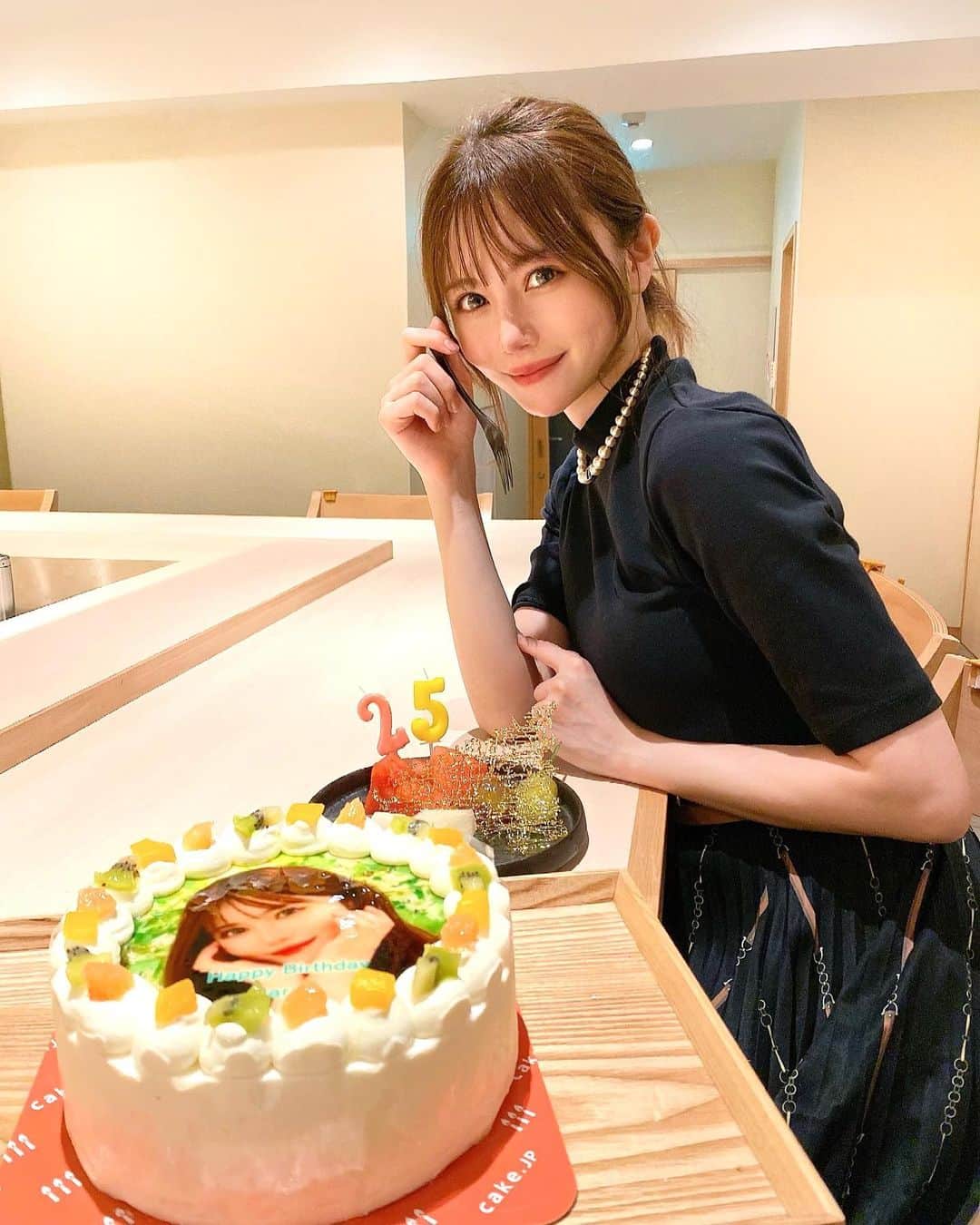 込山榛香のインスタグラム：「誕生日の夜は家族で美味しいお肉を食べに🍴 ⁡ どの料理も美味し過ぎて感動でした✨ ⁡ ⁡ ⁡ 初めてワインも🍷 ⁡ …私には大人の味でした🙂 ⁡ ⁡ Louis Vuittonのボトルが可愛過ぎて 凄く素敵なワインデビュー出来て嬉しいです👏 ⁡ ⁡ ⁡ ⁡ #松坂牛 #誕生日 #横浜 #louisvuitton」