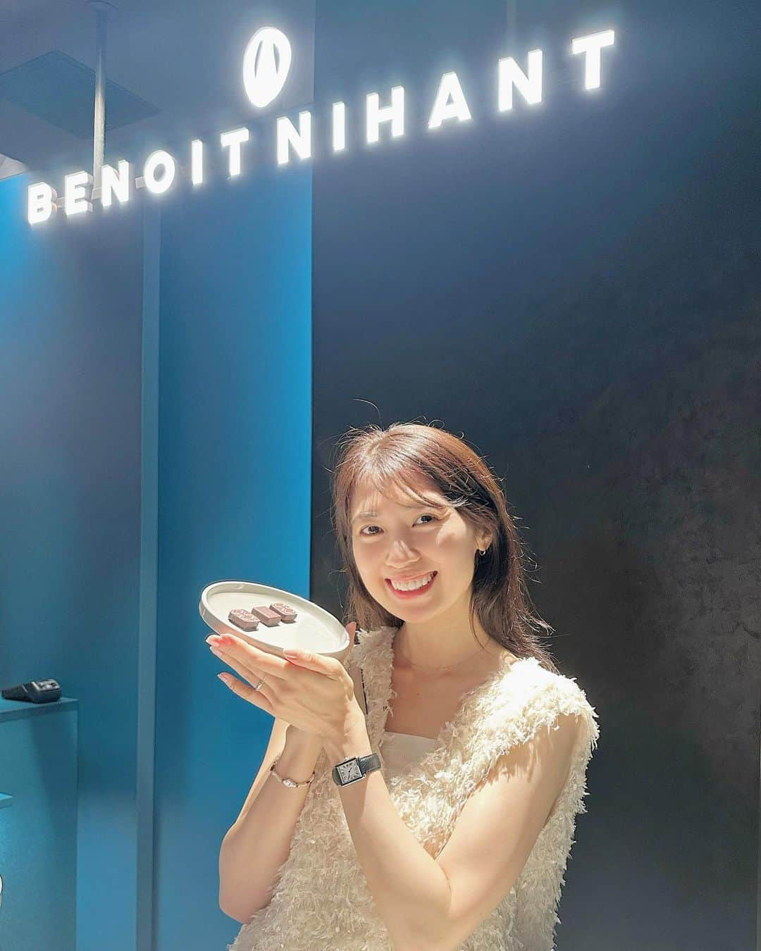 mikicoco00のインスタグラム：「・  本日、9月16日(土）銀座に国内1号店がオープン！ 「BENOIT NIHANT(ブノワ・ニアン）」  @benoitnihant_japan   レセプションにお邪魔してきました！  1階ではチョコレートや焼き菓子の販売 地下は予約制のカフェ、日本限定パフェを味わえますよ♡  こだわりのカカオ豆で作られたショコラは 素材の豊かな風味が口の中に広がり、 とても上品で濃厚で美味しかった🫶💓 ガナッシュサンドやフィナンシェもおすすめです！  自分へのご褒美や手土産にも良さそうですね🤭🎁  #PR#タイアップ　 #ブノワニアン#ブノワニアン銀座　　 #benoitnihant#benoitnihantginza  #チョコレート#銀座チョコレート#手土産ギフト  #銀座カフェ#銀座お茶#パフェ#銀座スイーツ」