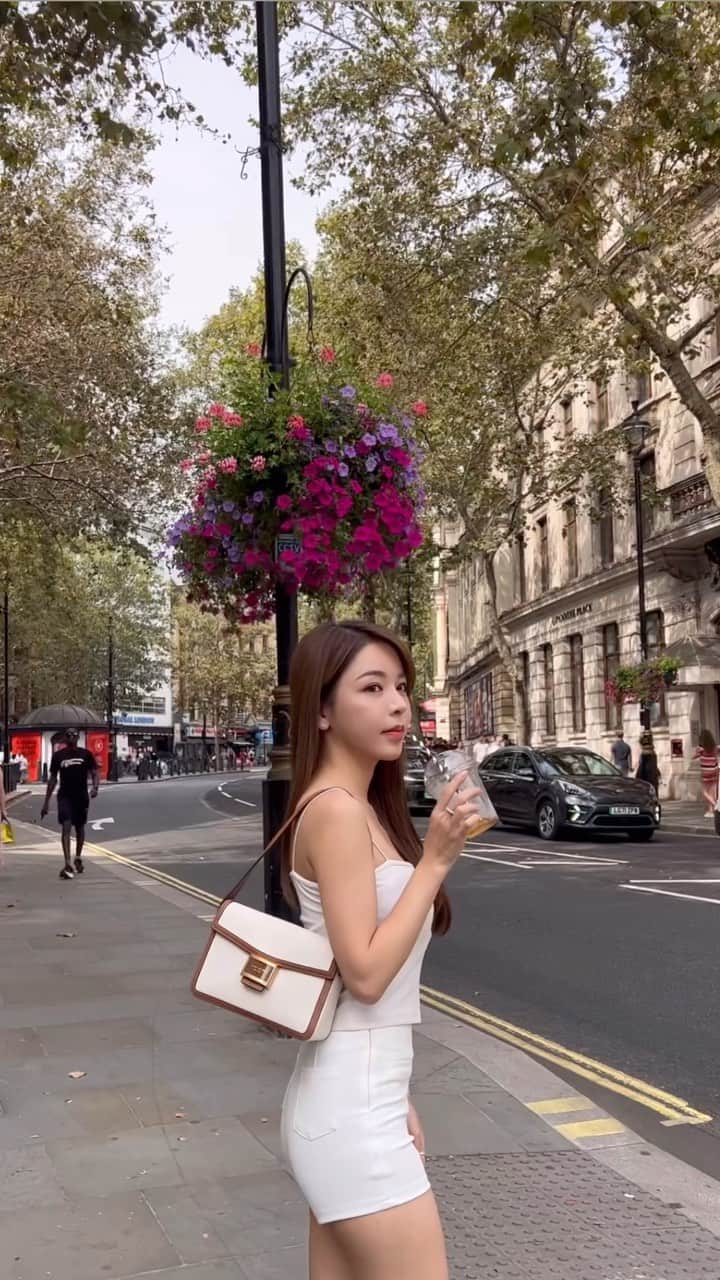 Vivi Tamのインスタグラム：「Being a serious tourist in London🇬🇧」