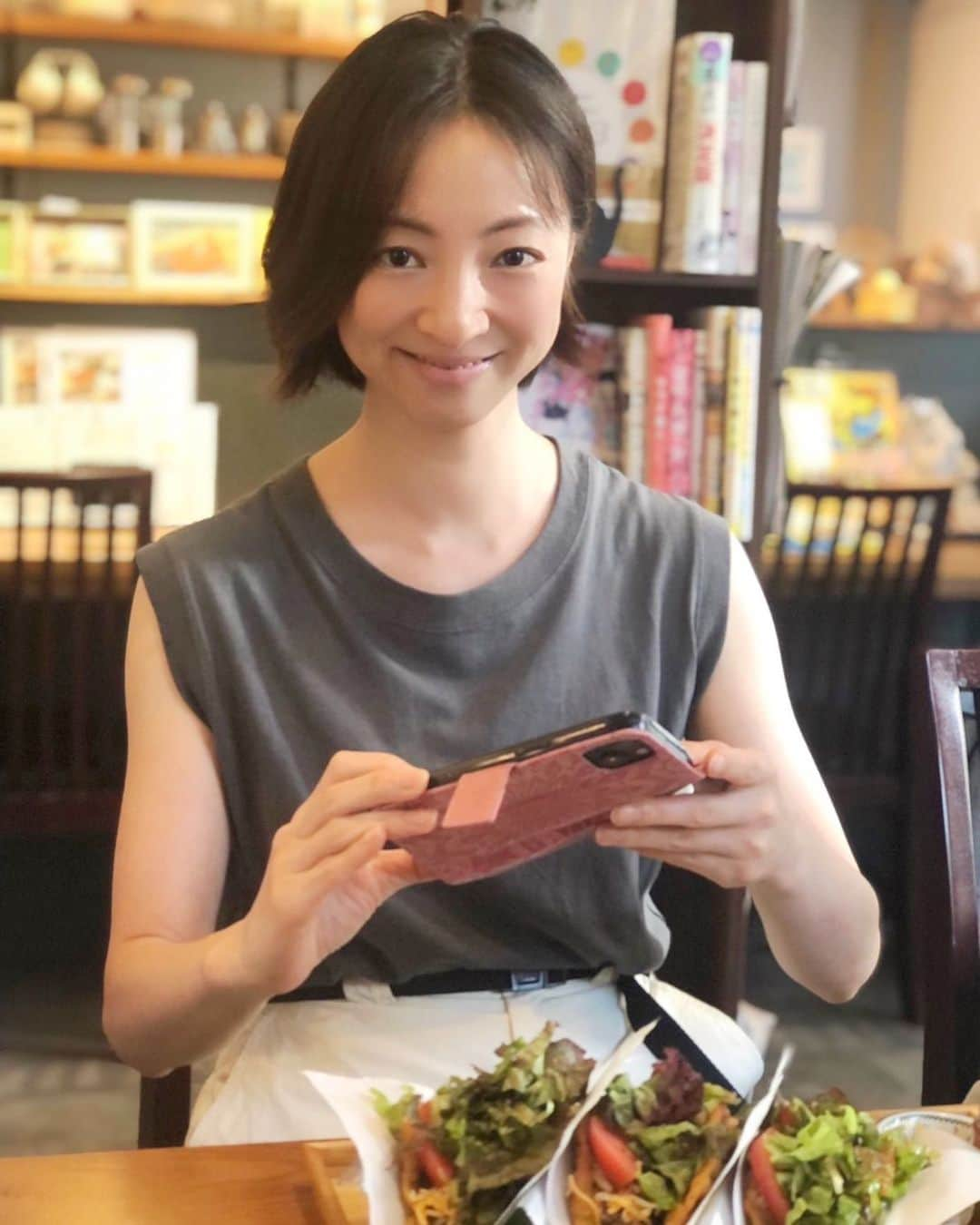 白羽ゆりのインスタグラム：「おっちょんさん(成瀬さん)から送られてきた写真。  食べ物を前にするとやっぱり嬉しそう🤣 🌮🌮🌮✨」