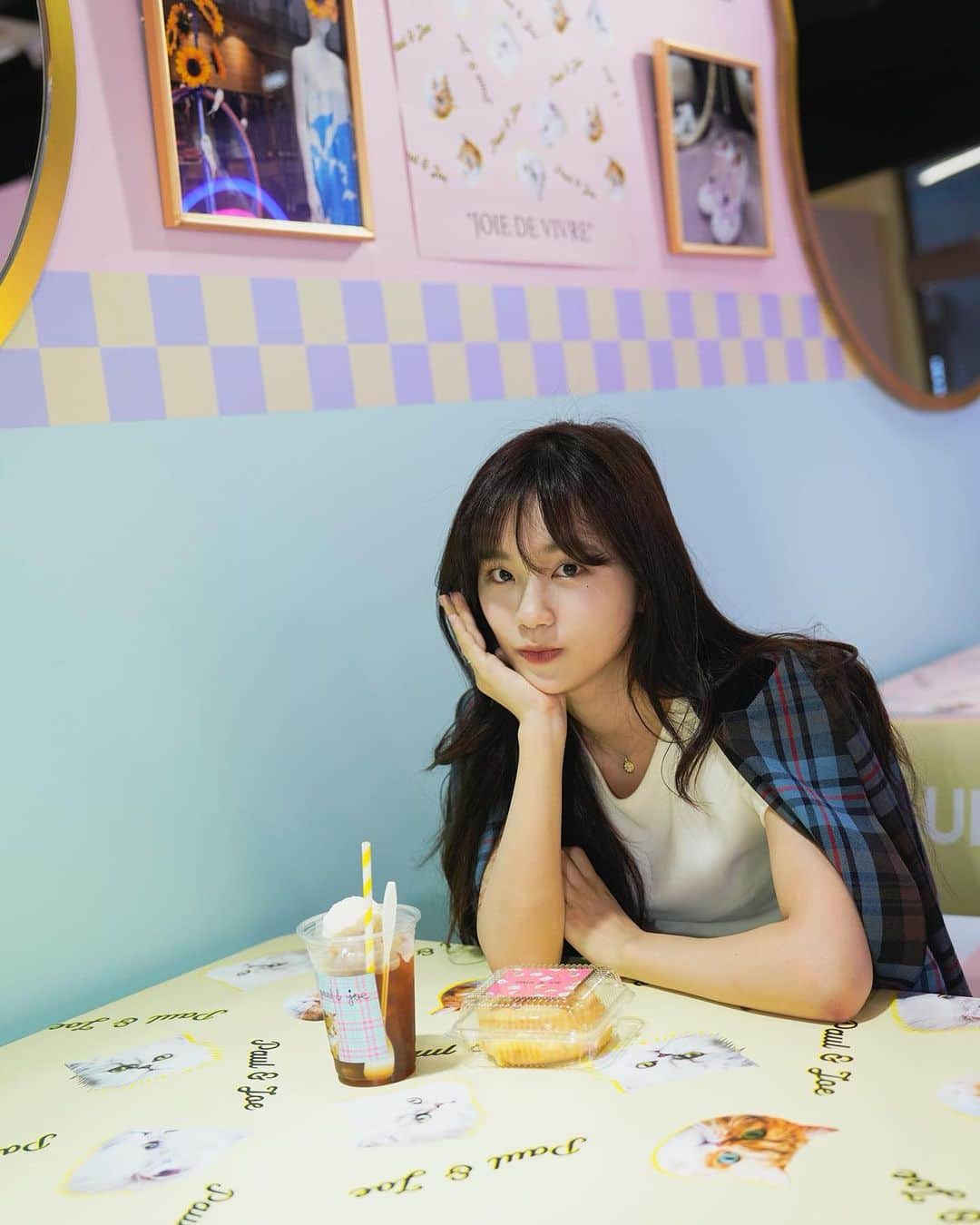Janeぜうんのインスタグラム：「PAUL & JOEのレトロキュートな世界観の中でスイーツやコスメが楽しめるPOPUPストア🍩PAUL & JOE DINER🐈 #pr   📍 原宿八角館 🗓️ 9/24 (日)までOPEN 激盛れフォトブースで写真が撮れるし、限定スイーツやノベルティもGETできるそうです:)  3連休のお出かけにぜひ行ってみて‼︎ @paulandjoe_beaute  #pjダイナー」