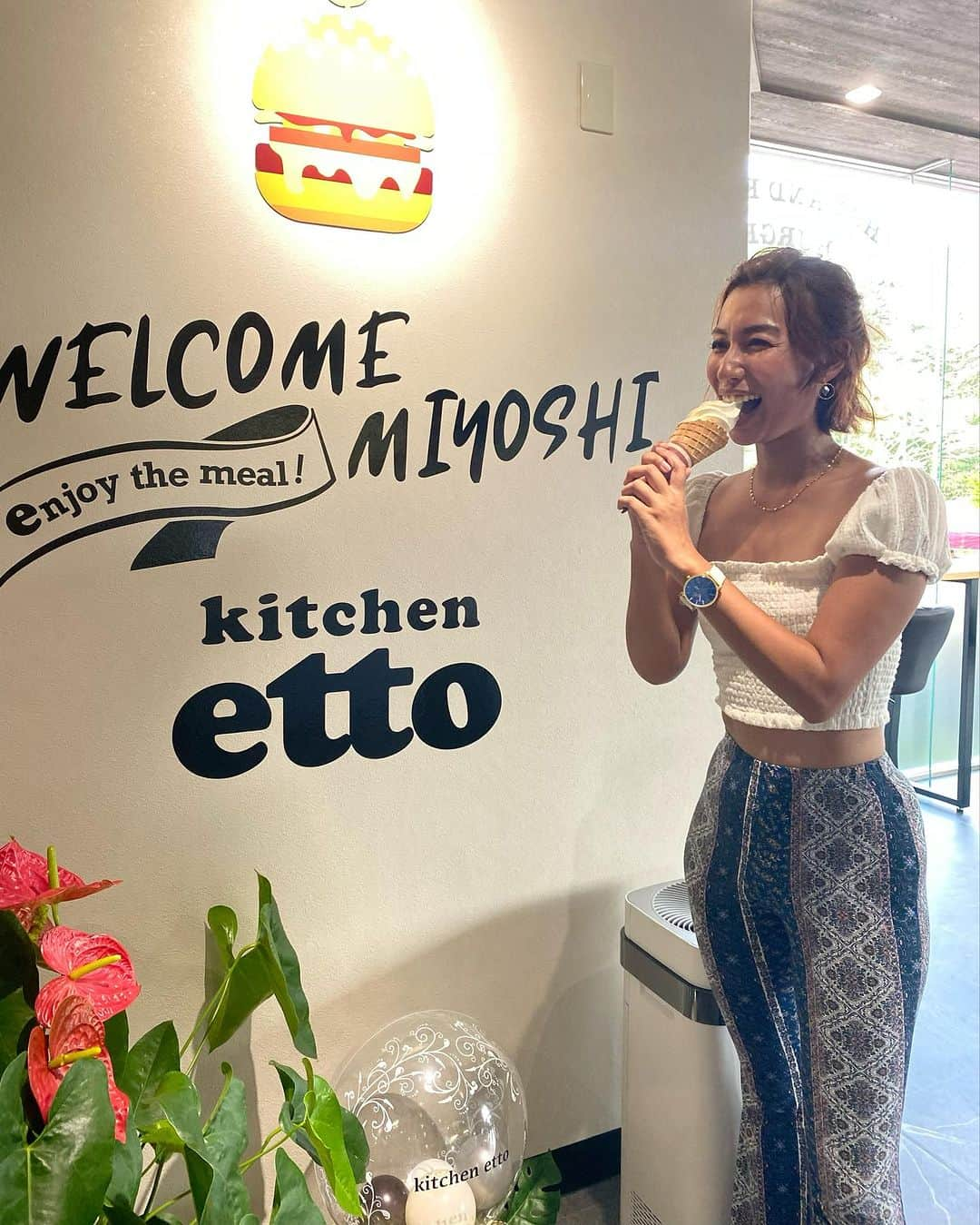 エマ中岡優姫のインスタグラム：「Kitchen etto さんへ🍦 ソフトクリームが食べたくなったら ここに行くのー🤭🩷 子供達も満足🤗🩷 店長さん、スタッフさん優しくて 子連れでも行きやすいカフェだよ♪ 今度こそバーガー食べに行くぞ🍔🤣 ちなみに店名の「えっと」って 広島弁でたくさんって意味なんよ〜！ 方言が入っとるお店とか より応援したくなるよね📣✨ こだわりのお店なので みんなも行ってみてねー！ 遠くからくる人は ここは子供達が遊ぶ公園もあるので オススメですよ🥰 #三次  #三次市  #広島  #kitchenetto」