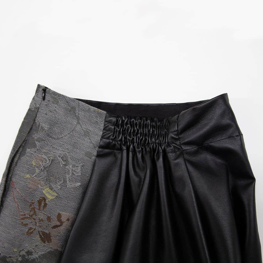 メアグラーティアさんのインスタグラム写真 - (メアグラーティアInstagram)「【SHIBUYA PARCO Pop-up store LIMITED ITEM-1】 ブランドとして初のスカートを製作しました。 数量限定です。お早めに。  「シンセティックレザースカート」 シーズナルとアーカイヴのオリジナルファブリックにシンセティックレザーを組み合わせたロング丈のスカート。 ¥41,800（tax in）  #meagratia #popupstore #shibuya #渋谷パルコ」9月16日 18時55分 - meagratia