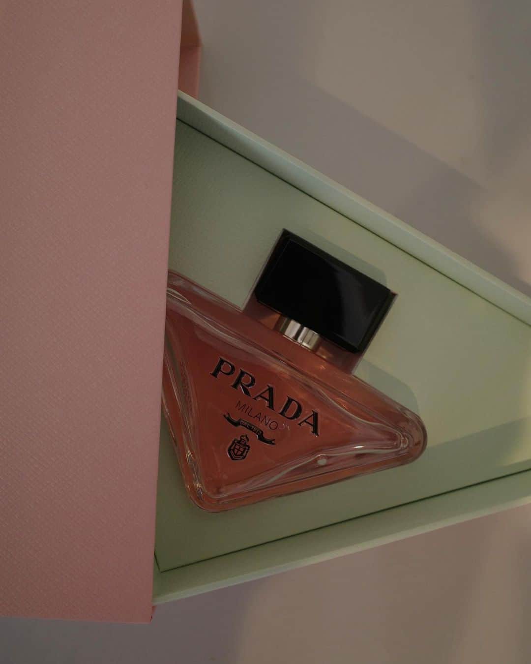 中瀬古ゆきなさんのインスタグラム写真 - (中瀬古ゆきなInstagram)「@prada ❤︎  "プラダ パラドックスオーデパルファム"  PRADAを象徴するトライアルアングルのボトル。  清潔感も色気も身に纏える香りは まさにパラドックス"矛盾"。  #prada #プラダ」9月16日 18時56分 - yuch1129