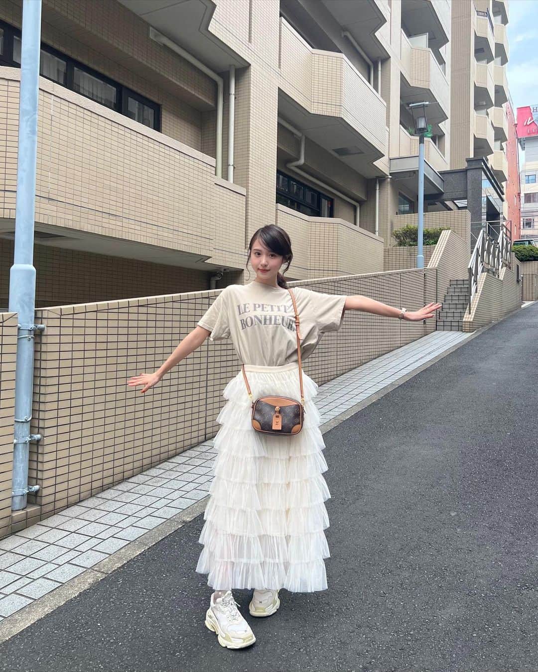 のインスタグラム：「3連休‼︎  なにしよ🕺🕺🕺🕺  #コーデ#ファッション#コーディネート#骨格ウェーブ#骨格ウェーブコーデ #coordinate#  #fashion #ootd #style#チュールスカート#チュールスカートコーデ #スカート #ロングスカート」