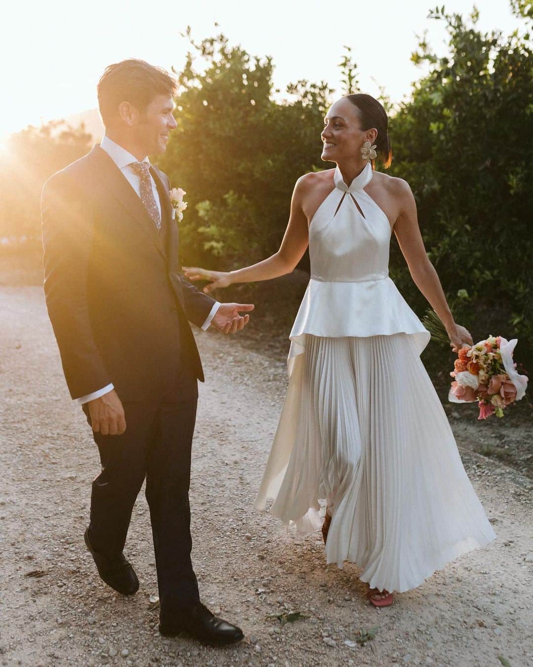 Vogue Españaのインスタグラム：「“Una opción que siempre tuvimos en mente era celebrar la boda en lo que Sofía llama la terreta. Queríamos ofrecer una experiencia más completa, una convivencia de un fin de semana entero con nuestros amigos y familiares. Finalmente nos decantamos por Dénia, zona de veraneo de su familia”, cuenta Juanan sobre su boda, que organizaron los propios novios. Para el enlace, la novia escogió un diseño de @mrjuanvidal, que por la noche combinó con un tocado de @bettogarcia_ {Puedes ver todas las fotos de la boda en el link de la bio} ▪️Fotografía: @annasansixtophoto」