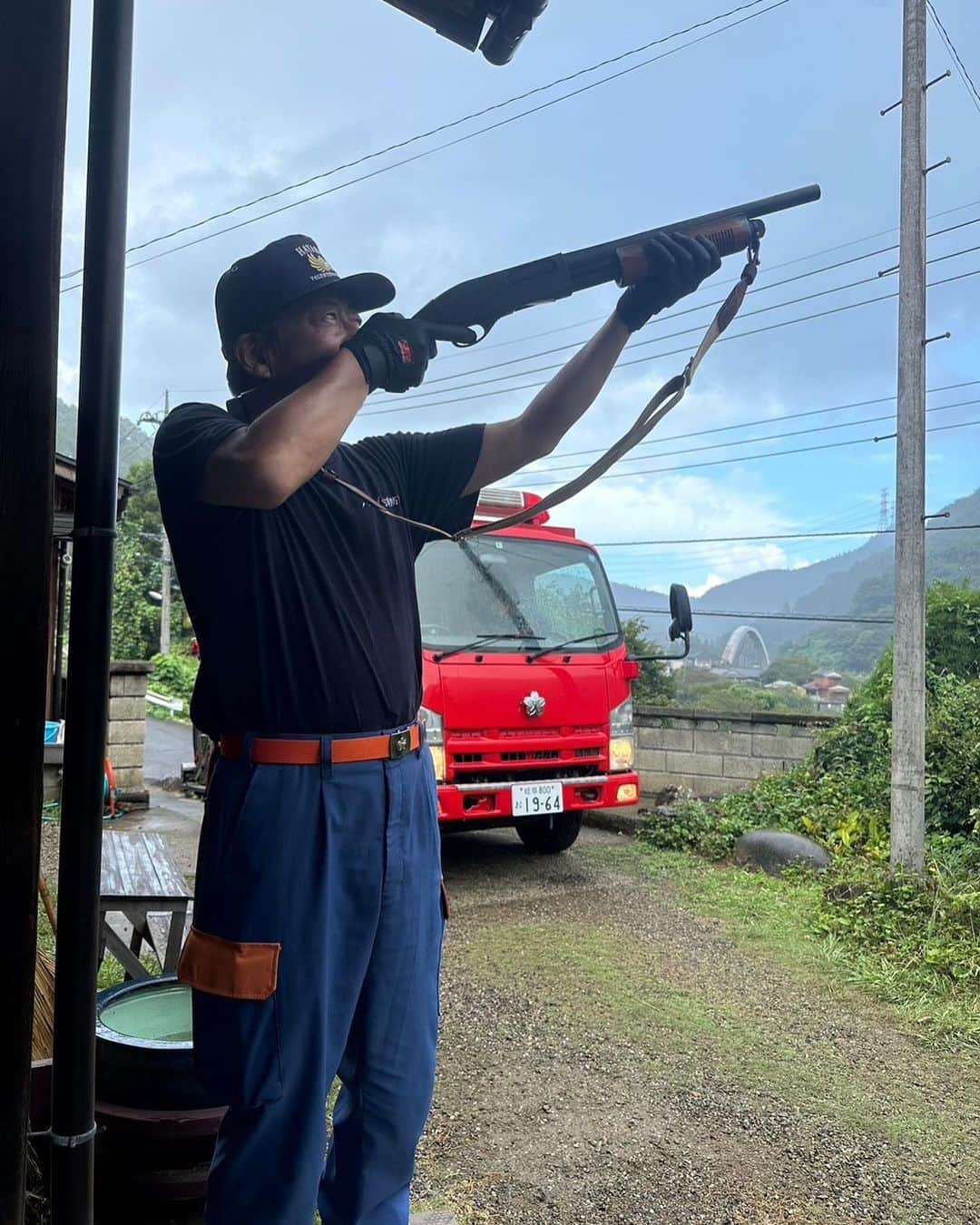 ハヤブサ消防団のインスタグラム：「#ハヤブサ消防団🚒  猟銃を操る賢作さん💥  狩の腕には自信があります💪😂  このシーンの賢作さんは 過去一かっこよかったと思います😍  🔥最終回配信中🔥 https://tver.jp/episodes/ep2szu3mqb  #ハヤブサロス」