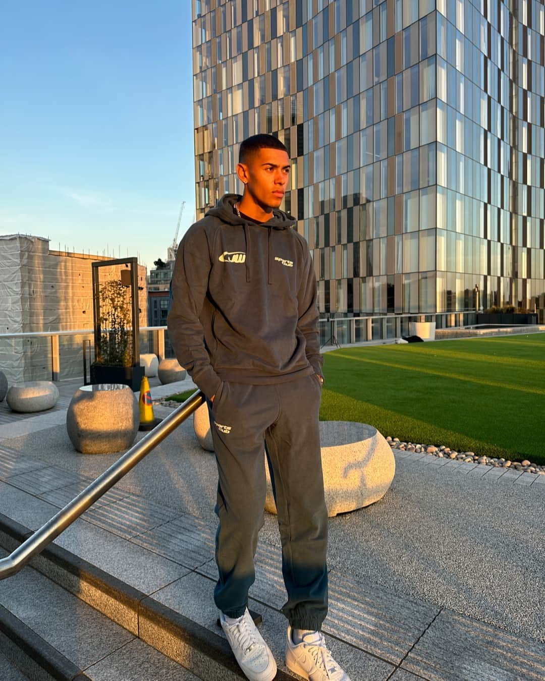 ジャックウィルスさんのインスタグラム写真 - (ジャックウィルスInstagram)「Livin' in these sporty sets for the foreseeable 🏙 ⛹️‍♂️ 🥶@josh_legrove ⁣  Sports Club Hoodie 534045 Sports Club Jogger 482159  #classof23 #jackwills」9月16日 19時01分 - jackwills