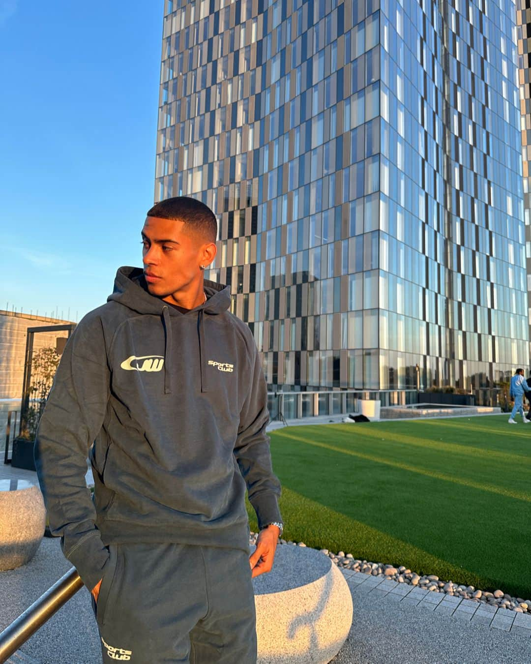 ジャックウィルスさんのインスタグラム写真 - (ジャックウィルスInstagram)「Livin' in these sporty sets for the foreseeable 🏙 ⛹️‍♂️ 🥶@josh_legrove ⁣  Sports Club Hoodie 534045 Sports Club Jogger 482159  #classof23 #jackwills」9月16日 19時01分 - jackwills