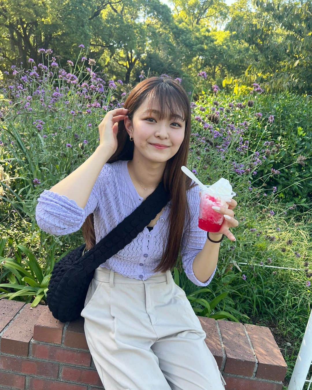 井上あかりのインスタグラム：「一緒にアイス食べる〜？」