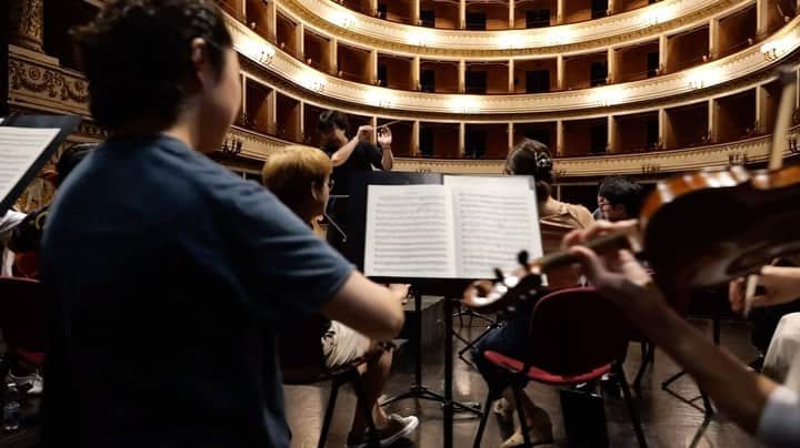 反田恭平のインスタグラム：「Japan National Orchestra Tour 2023 in Italy 🇮🇹   ・16.09(20:30~) in Orvieto “Festival della Piana del Cavaliere” @ Teatro Muncinelli ・18.09(20:30~) in Merano “südtirol festival merano.meran” @ Kurhaus Merano ・20.09(21:00~) in Ravenna @ Teatro Alighieri ・22.09(20:45~) in Padova “Festival Pianistico Internazionale Bartolomeo Cristofori”@ Sala dei Giganti  Conductor & Pianist / Kyohei Sorita *Trumpet / Xiang Guo Orchestra / Japan National Orchestra   —Program— Tchaikovsky: Serenade for Strings Op.48 A.Pärt: Fratres Shostakovich: Piano Concerto No.1 *  #japannationalorchestra #kyoheisorita」