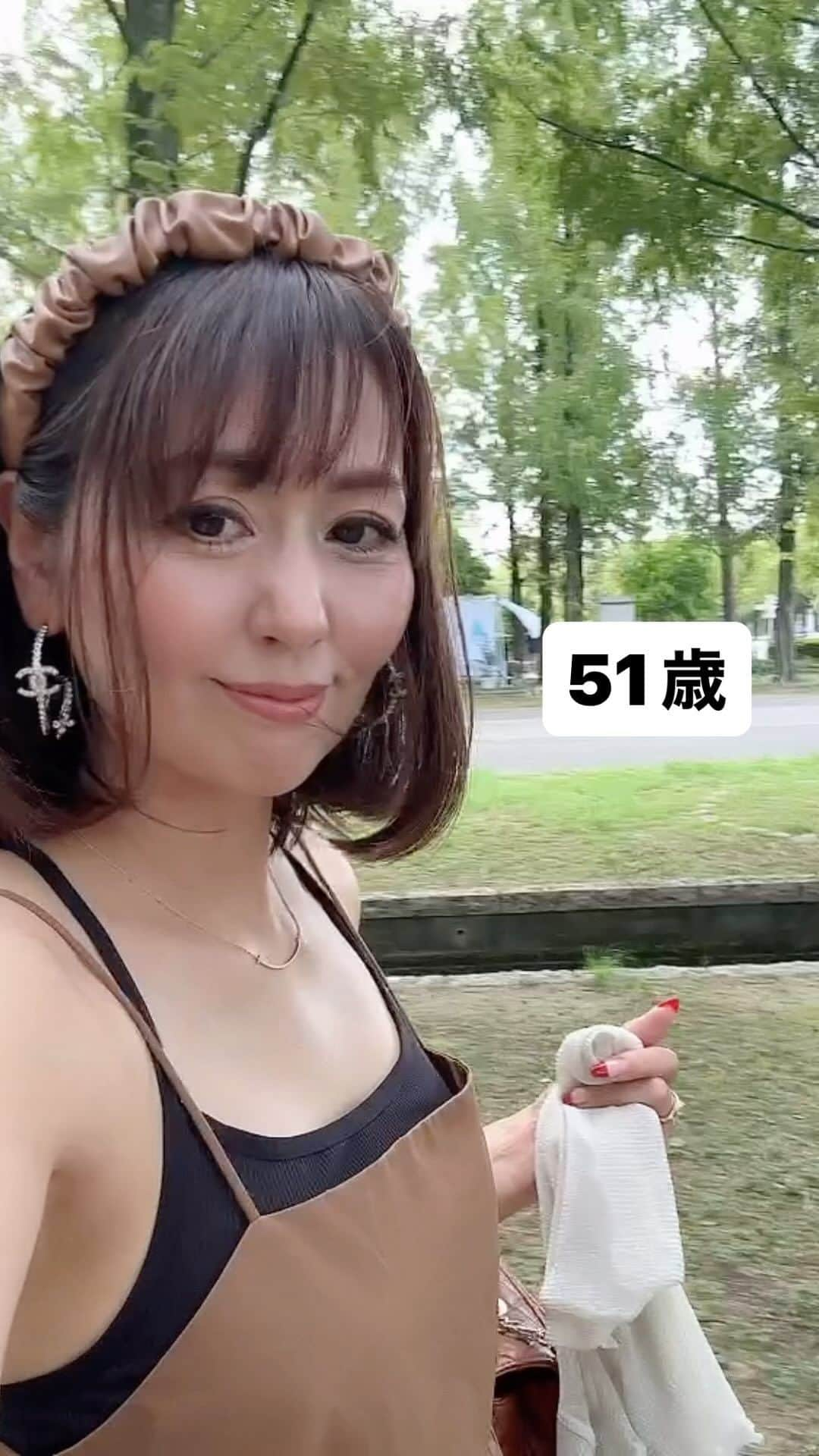 ikuのインスタグラム：「こんばんは🌛 おつかれさま  先月大阪行って載せてなかった動画✨ 鶴見緑地公園にこんなモニュメントが〜ブルーのタイルですごく綺麗だった！🩵💙  今日も滋賀は34度もあったみたいでまだ夏の装いの人多いね、でもブーツ履きたい🤣💕  いつもありがとう  #大阪#鶴見緑地公園 #モニュメント#ブルーのタイル #綺麗#地球#？#公園#メタセコイア#いつもありがとう#夏コーデ#アラフィフコーデ」