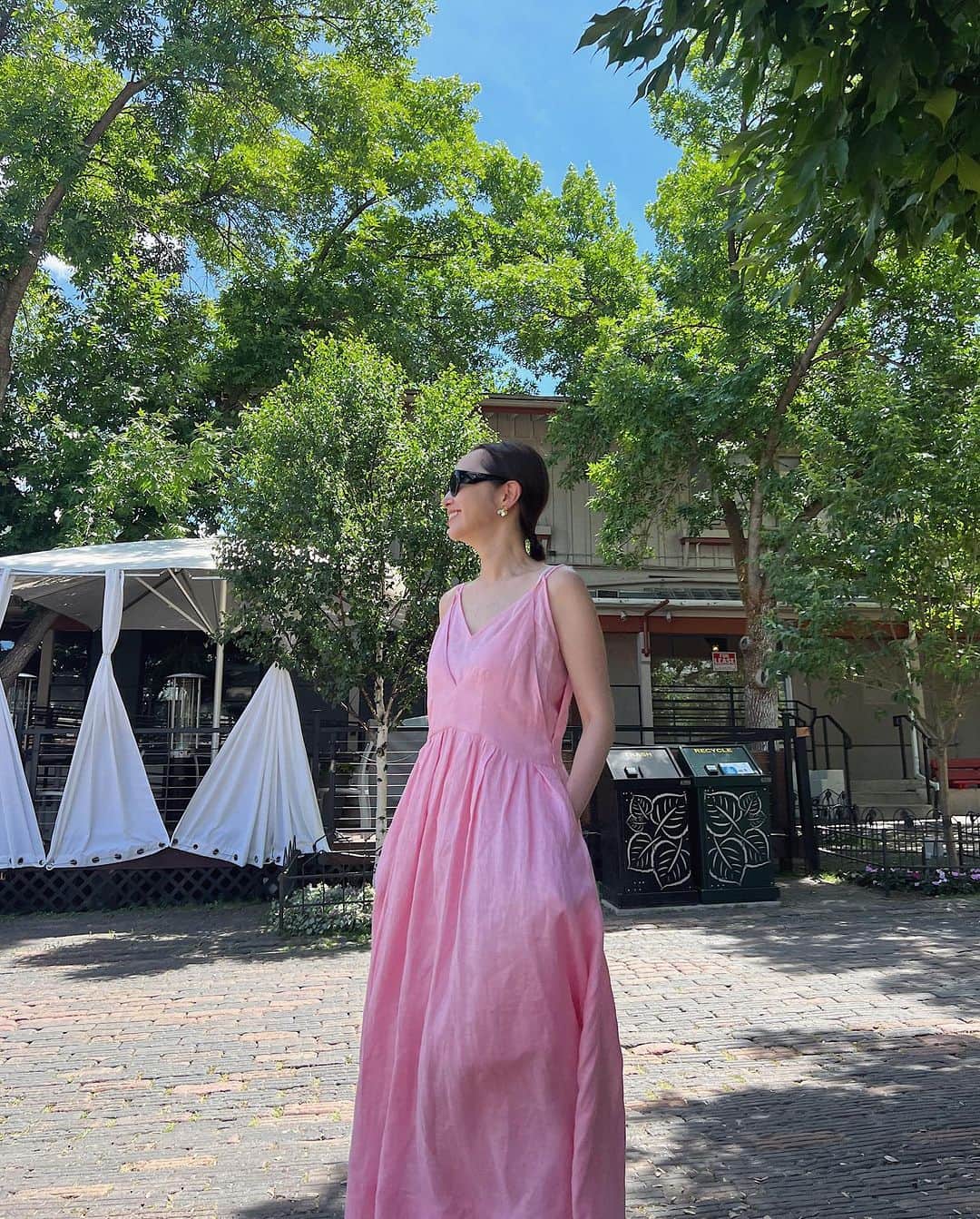 翁安芸のインスタグラム：「アルバム整理中💻  夏の写真がまだまだ沢山あるので、この暑さが終わる前にアップしよう😄 お付き合いください🩷  Pink dress #mylan #マイラン Sunglasses #prada #pradasunglasses   #summerdress #aspen #akiweng」