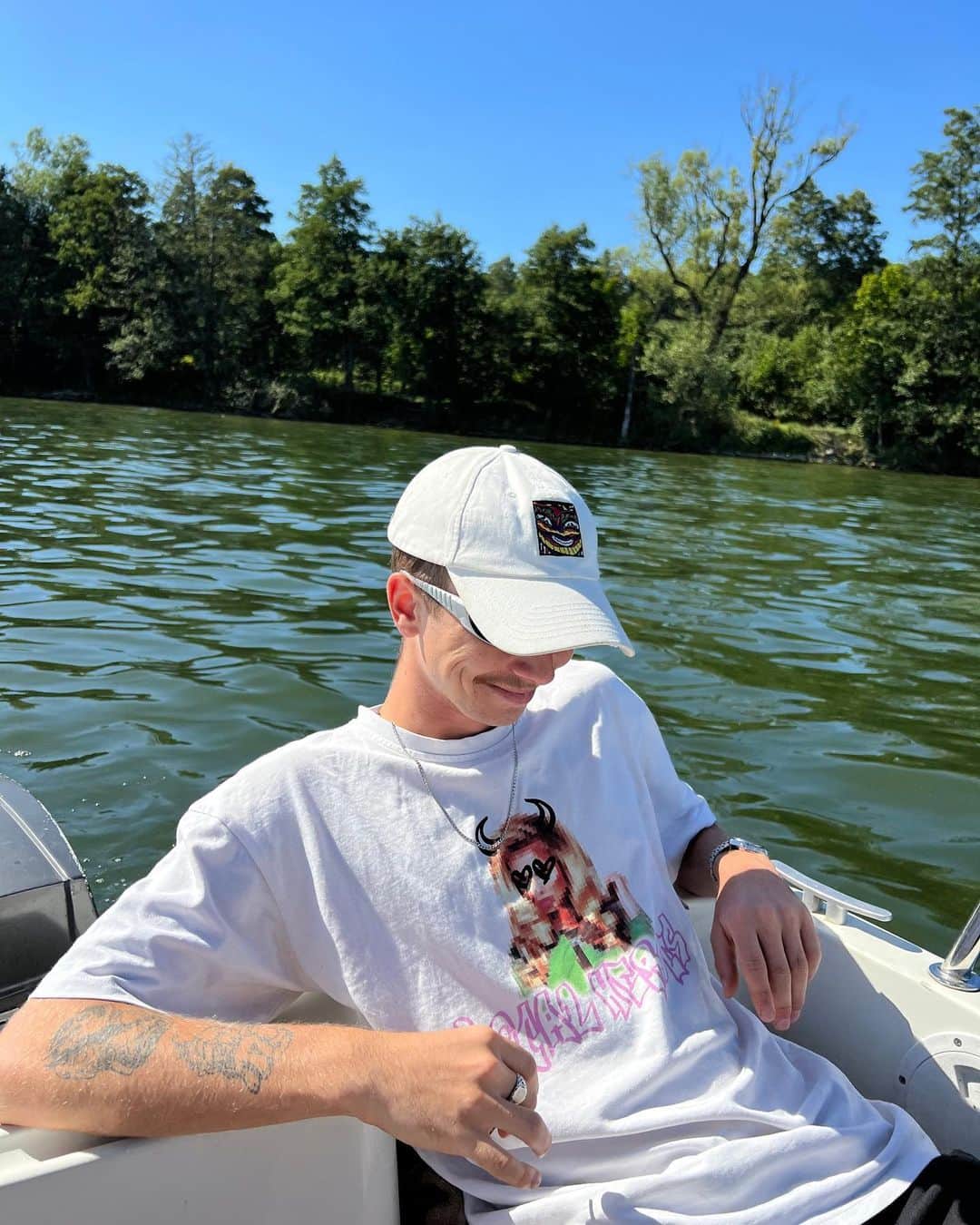 LOCAL HEROESのインスタグラム：「life is good 🏕🛶🚂 / @kacpertarchalag11 in Love Bomb Tee」