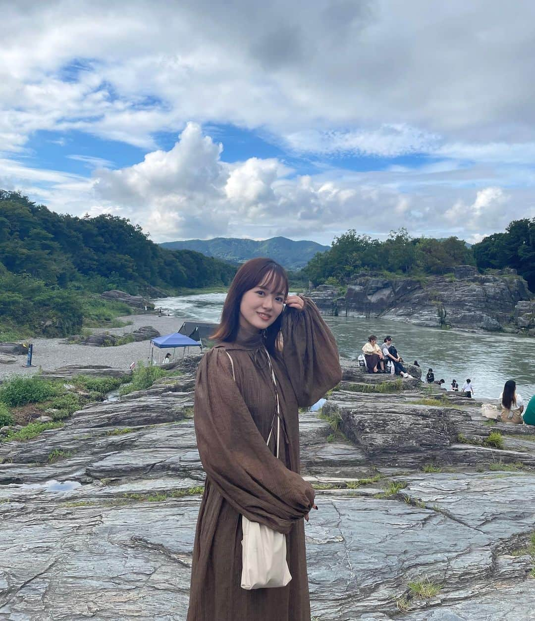 牛田英里のインスタグラム：「電車で秩父旅🌿 秋のはじめに一日満喫してきた〜！！ 行きも帰りも特急ラビューで！  涼しくなったらたくさん着ようと思ってる @pinue_official のワンピース🤍 ゆったり着れて可愛いから1日旅でも大活躍だった🧸❤︎  #pinue #ピヌエ #秩父 #秩父旅 #秩父グルメ」