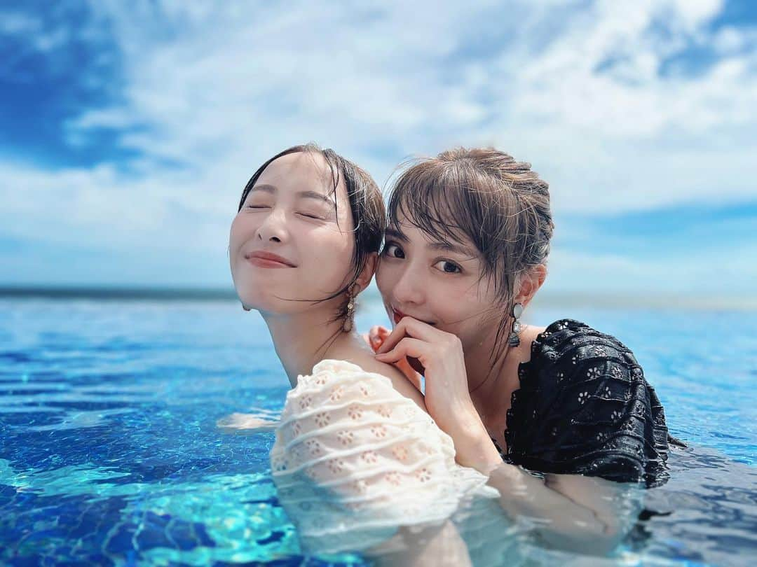 内田理央さんのインスタグラム写真 - (内田理央Instagram)「玲奈ちんとお揃いの水着とイヤリング✌️ らぶ✌️  #夏の思い出」9月16日 19時13分 - rio_uchida