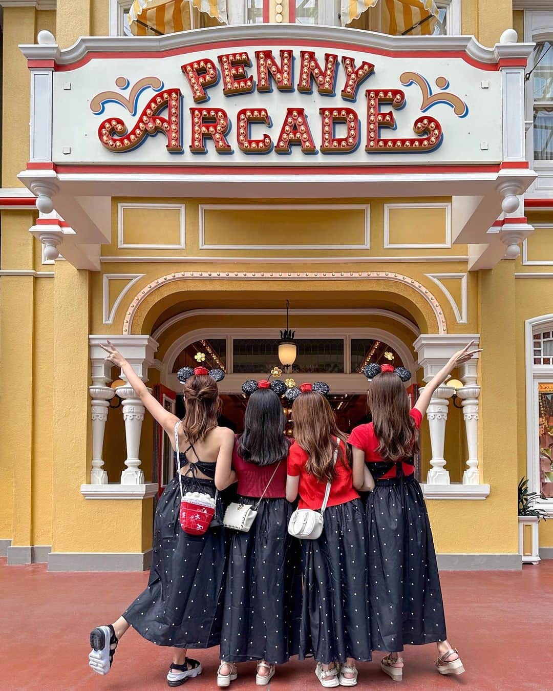 RIEのインスタグラム：「❤︎ 𝐃𝐢𝐬𝐧𝐞𝐲 𝐂𝐨𝐝𝐞 ❤︎ ⁡ オールドミニーちゃんコーデ🖤❤️🖤 ポップコーンバックも大活躍でした🍿𖤐 ⁡ ディズニーランドのワールドバザール内にある ペニーアーケードはお気に入りスポット🌼 クレーンゲームで景品獲得できたことはない🤞🏼 ⁡ ⁡ 過去のディズニー投稿は👇🏼 🏰 #rietabi_disney  ⁡ ⁡ I did an Old Minnie-chan outfit🖤The popcorn backpack I bought earlier came in handy🍿The photo spot is Penny Arcade inside Disneyland's World Bazaar. It's my recommended spot. ⁡ ⁡  ⁡ ⁡ ⁡ #ディズニーランド #ディズニーコーデ #4人でディズニー #オールドミニー #スパンコールカチューシャ #ディズニーフォト #ディズニーフォトスポット #大人数ディズニー #おそろいディズニー #ワールドバザール #tokyodisneyland #disneystyle #shein購入品」