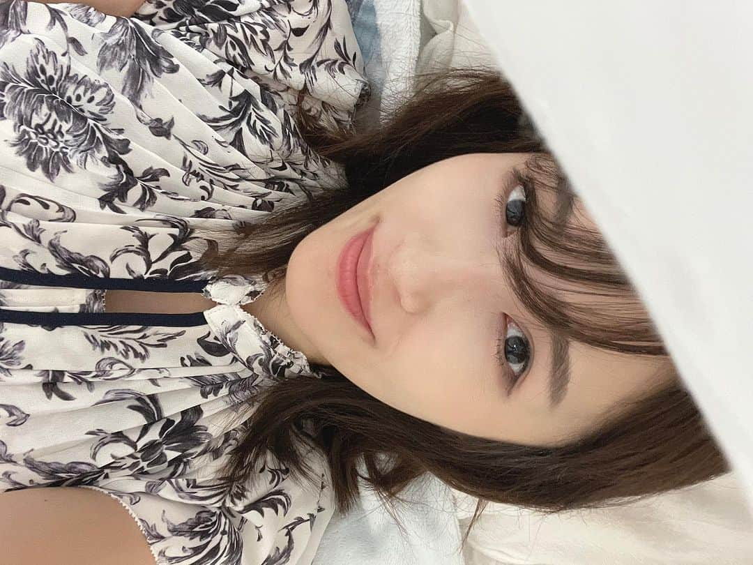 松浦彩さんのインスタグラム写真 - (松浦彩Instagram)「出演情報📣 ⠀ 明日9月17日(日)14:00開場/15:00開演 📍山形県村山市　村山市民会館大ホール  声優朗読劇フォアレーゼン 山形村山公演  出演　羽多野渉さん/林勇さん/狩野翔さん/深町寿成さん ⠀  上演後のトークパートにMCとして参加いたします🎤  今回は村山市出身の居合の始祖・林崎甚助さんの生涯を描いた「林崎甚助伝説」を人気声優の方々の声と楽器の生演奏で鮮やかに描きます。 当日券もあるみたいです🫶🏻  じつは今日は狩野翔さんを講師に迎えた声優体験ワークショップが行われました。 作品と人物をリスペクトし情景に入り込み、ベストのパフォーマンスをするためにできうる準備をするという狩野さんはまさにプロフェッショナル。 参加者のみなさんを優しく楽しく的確に導いていて、みなさんの成長が目に見えて感じられました！すごい🥹✨  ⠀ わたしも創作に喜怒哀楽をたくさんもらった一人として携わる方々にリスペクトを持って明日も務めます❤️‍🔥  写真は帰宅してへにょへにょのわたしです😂  #フォアレーゼン #フォアレーゼン山形」9月16日 19時13分 - ayamatsuura.s