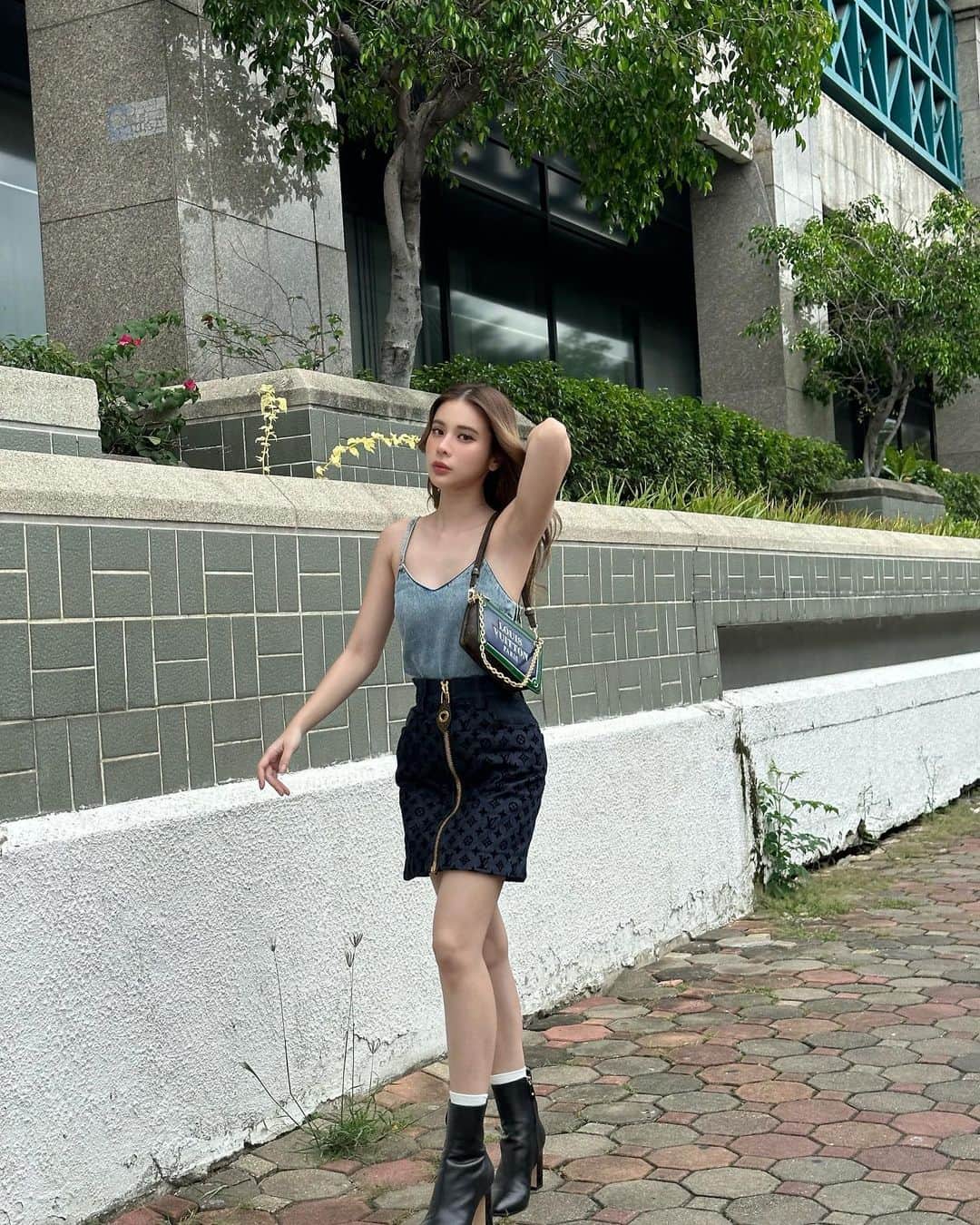 のインスタグラム：「🥯🍎 So call me, maybe. 📞😜  @louisvuitton」