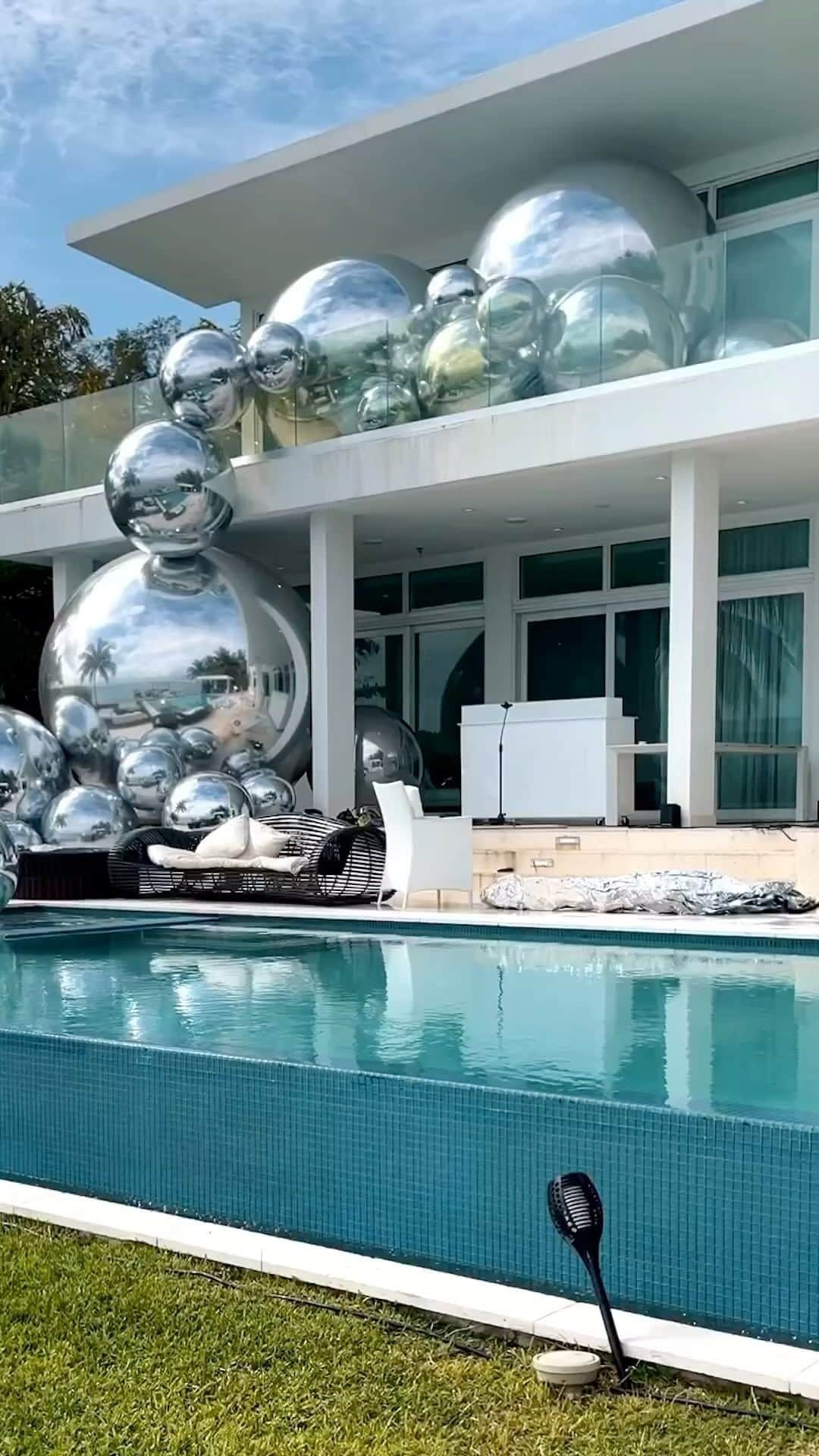 My Interiorのインスタグラム：「SHINY Installation by @kolodnyart」