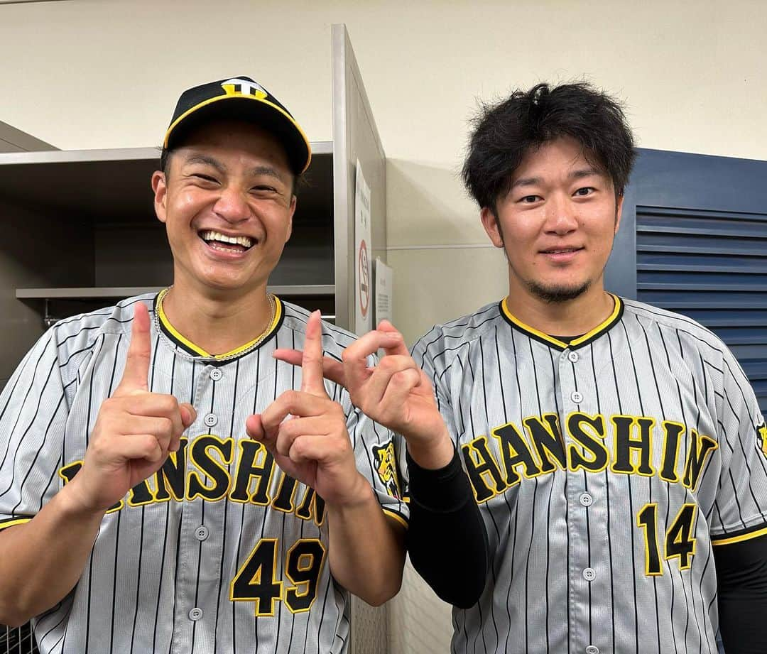 阪神タイガースさんのインスタグラム写真 - (阪神タイガースInstagram)「11勝目をあげた大竹選手！9回を締めた岩貞選手との熊本コンビ✨ #大竹耕太郎 選手 #11勝目 #岩貞祐太 選手 #熊本県 出身コンビ！ #阪神タイガース #JERAセリーグ #ARE」9月16日 19時14分 - hanshintigers_official