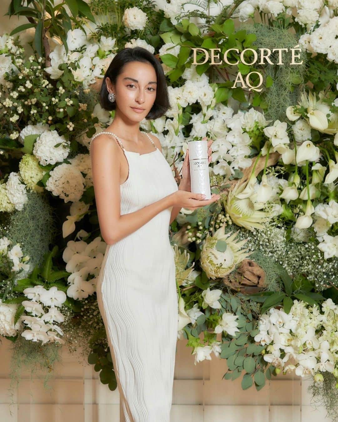 国木田彩良のインスタグラム：「幸福感と美肌の関係をサイエンスで証明しているDECORTÉの最高級ライン「DECORTÉ AQ」がリニューアルし、新商品体験会に参加させていただきました。   幸せを感じている方が肌も美しくなるそうです。   DECORTÉ AQ のツヤ出し先行乳液は、まろやかなタッチで上質な金香木の香りにうっとり。   AQで幸せを感じながら日々のスキンケアが楽しめそう。   #DECORTEAQ  #コスメデコルテ #ツヤ出し先行乳液 #幸せシグナル美容 #PR」