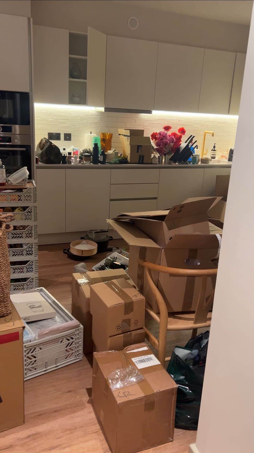 Estée Lalondeのインスタグラム：「I moved…again! 🥲📦 I’m so excited to share our new apartment with you. Feels like home already. 🥰  Thank you to @fantasticservices for helping the day go so smoothly (gifted). Use code ESTEE to receive a £10 credit to your account 📦 https://accounts.fantasticservices.com/referral/ESTEE #thatsfantastic」
