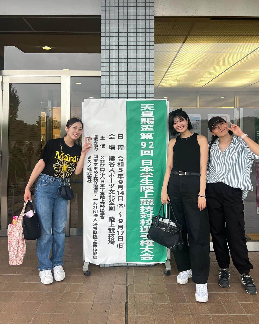 AMIKAのインスタグラム：「全カレ‼️ かなやんとみやぞんと母校の応援に行ってきたー‼️  学生の時に一緒に走ってた仲間とこうやって社会人になっても仲良く試合見れるの素敵。  本当はランチの予定だったのに、急遽全カレ見に行くことになりました笑  さゆりの激走も見れたし日本タイ記録も見れたし！ (京大の3段もみれたし)  マイルもほっちゃんもさりなもみんなお疲れ様ー！  明日まで頑張ってねー！！！  みなさん青学の応援よろしくお願いします💚  #この2人全カレ1位と2位なのよ #強すぎん #0.01の世界」