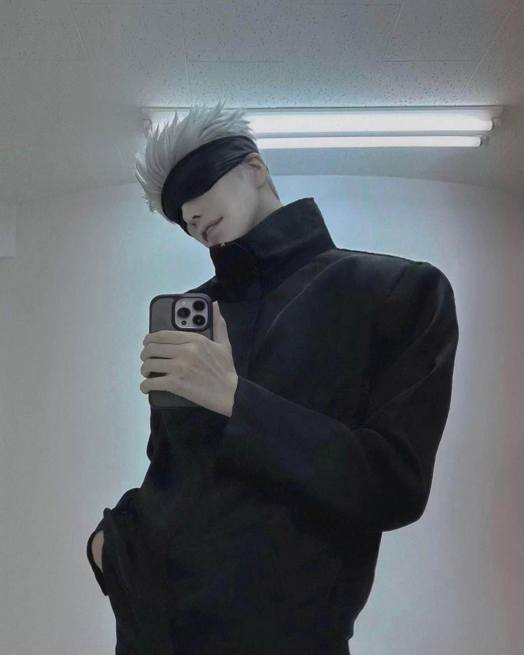 ウィルのインスタグラム：「五条先生😎🤞  #cosplay #cosplayer #コスプレ #japan  #jujutsukaisen #gojosatoru #五条悟  #呪術廻戦 #anime #manga #gojo」